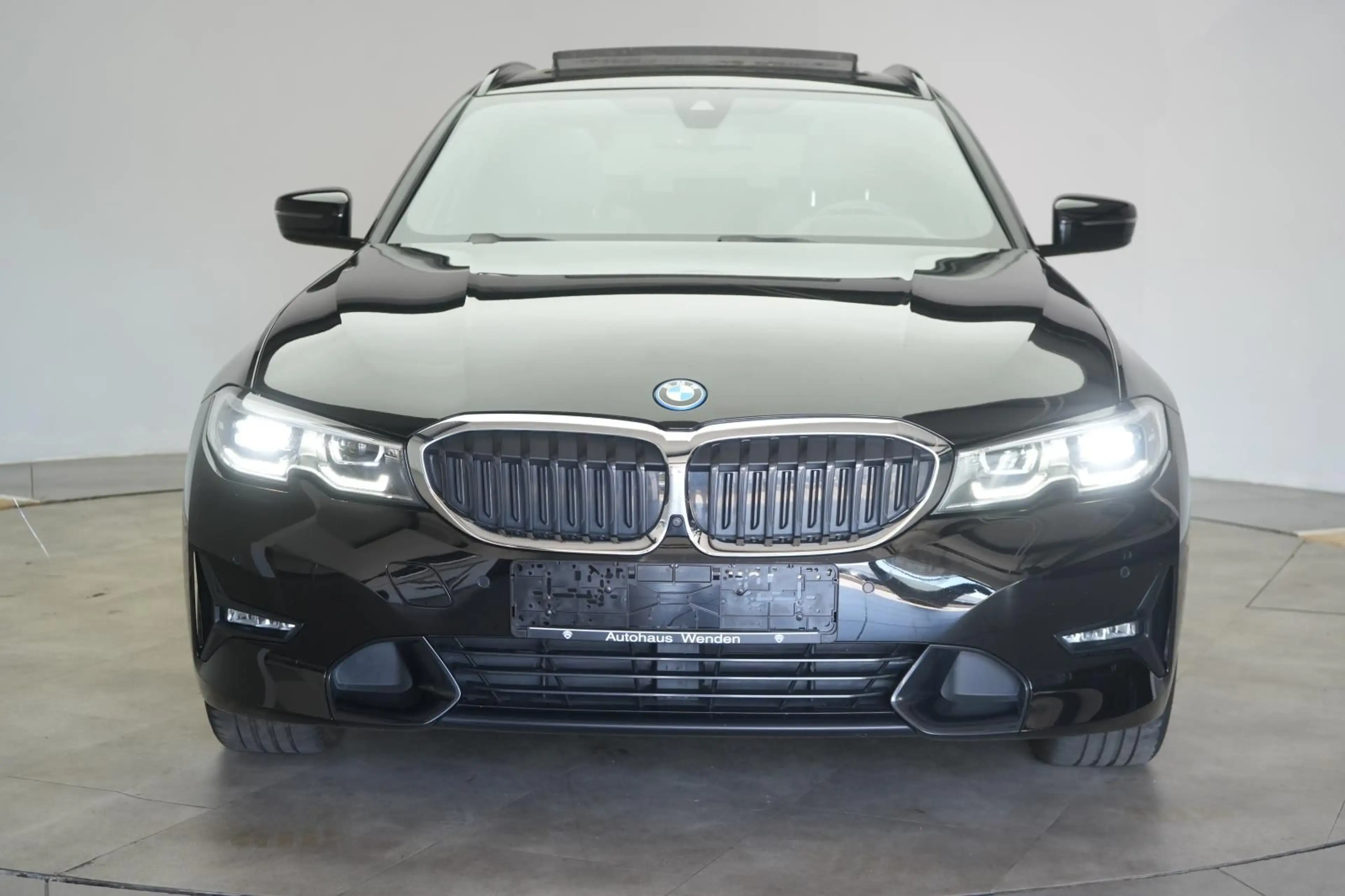 BMW 330 e Touring Sport Line Temp/Kamera/HUD/Pano/Vi — photo 2
