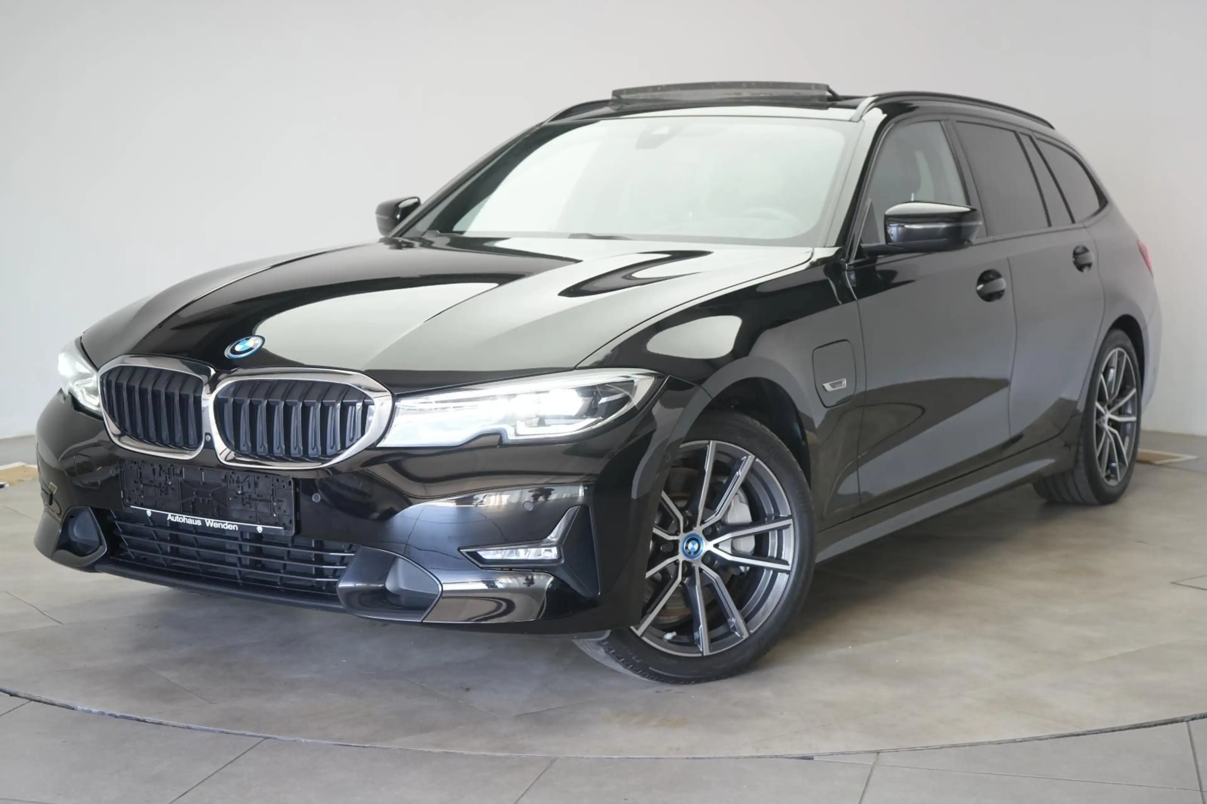 BMW 330 e Touring Sport Line Temp/Kamera/HUD/Pano/Vi — photo 3