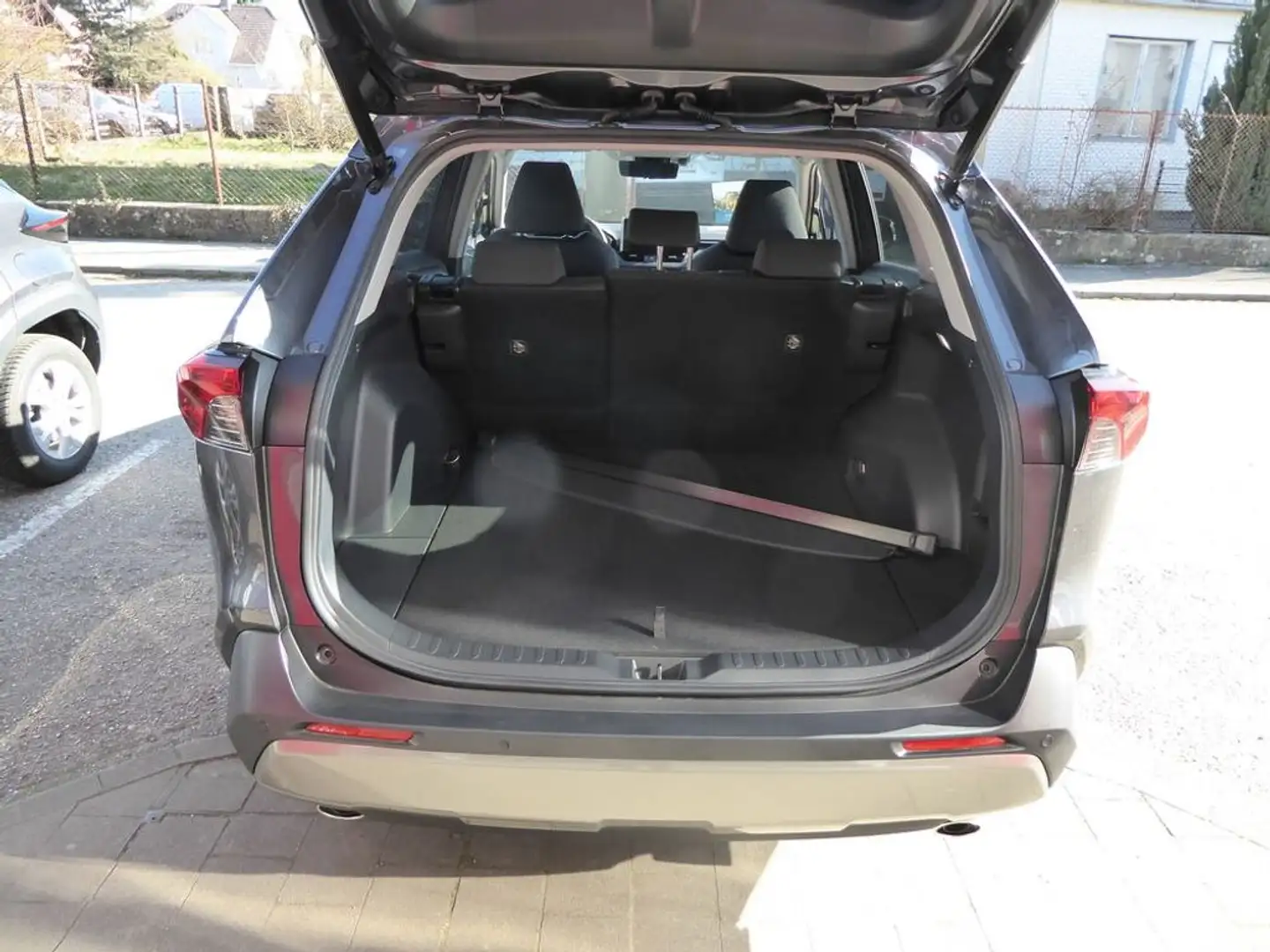 Toyota RAV 4 2,5 Hybrid Active + Winterpaket 2WD Aut. Grau - 2
