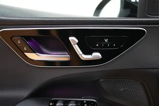Mercedes-Benz C-Class view 25