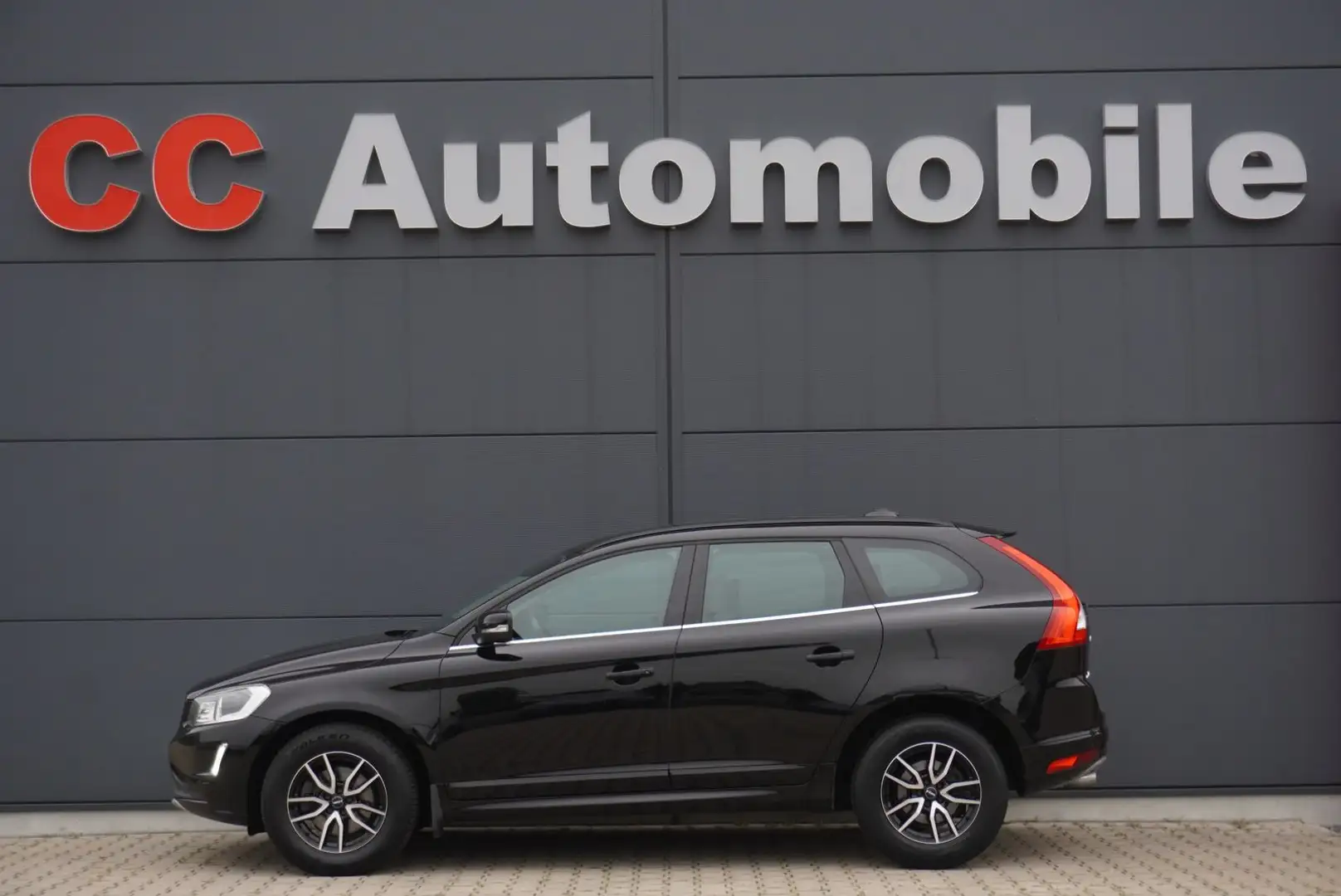 Volvo XC60 Momentum 2WD+Kamera+AHK+Navi+Xenon+Export+ Schwarz - 1