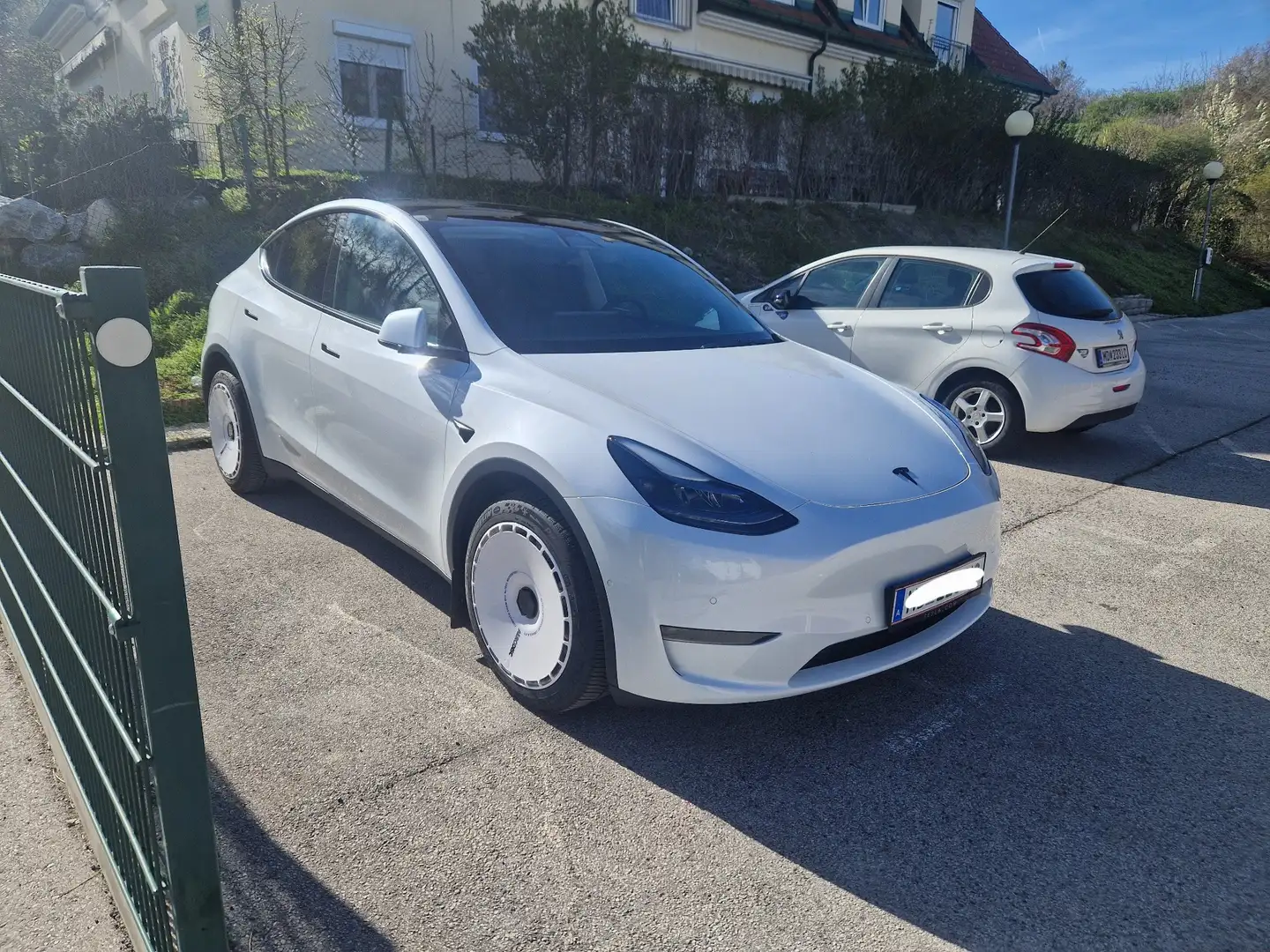 Tesla Model Y Long Range AWD 75kWh - 1