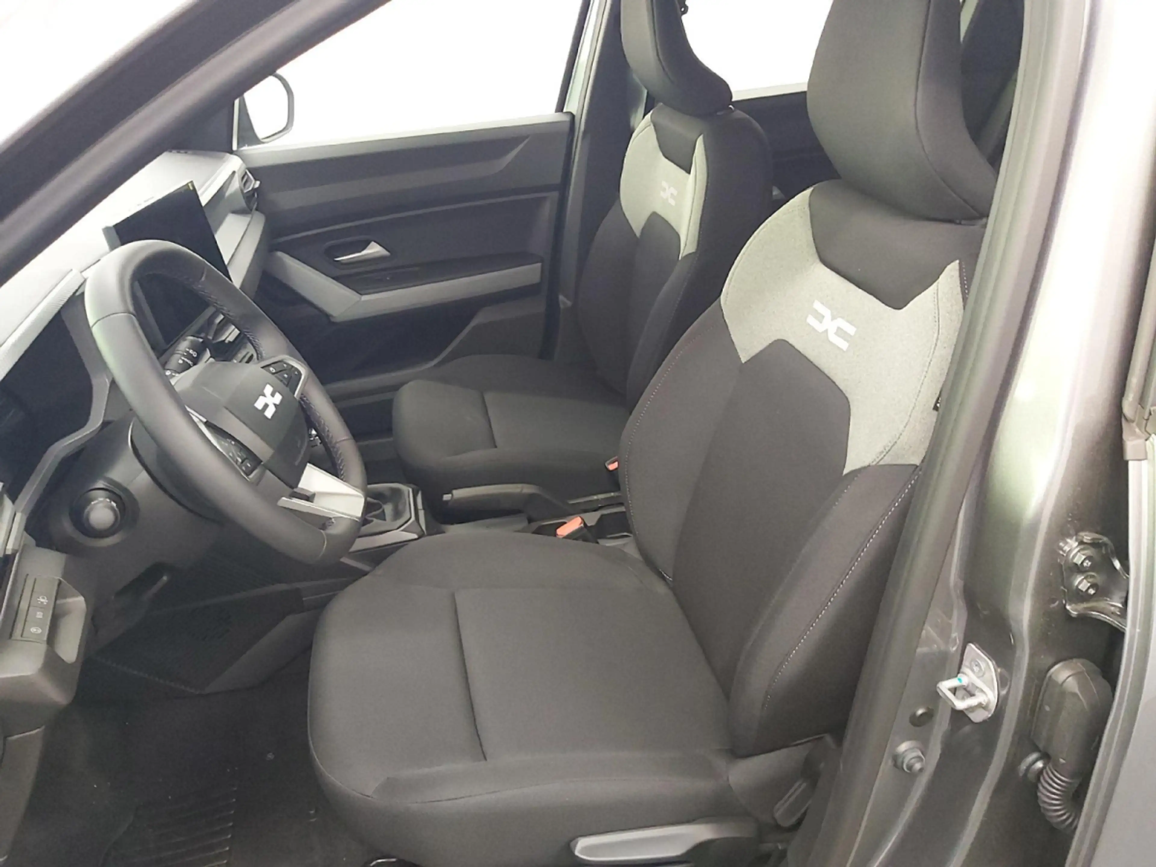 Dacia Bigster 1.2 Mild Hybrid 140 Essential — photo 6