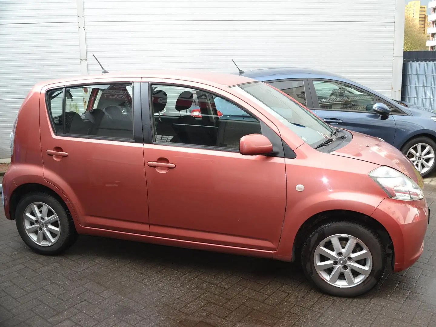 Daihatsu Sirion 1.0 Klima Service gepflegt II Hand TÜV Neu Marrón - 2