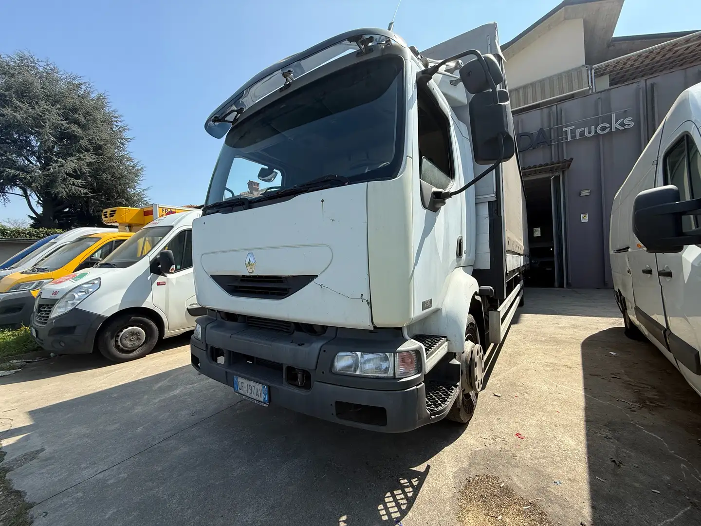 Renault 6.2/TELONATO/CENTINATO/PATENTE C/CASSONE 9M/2002 White - 1
