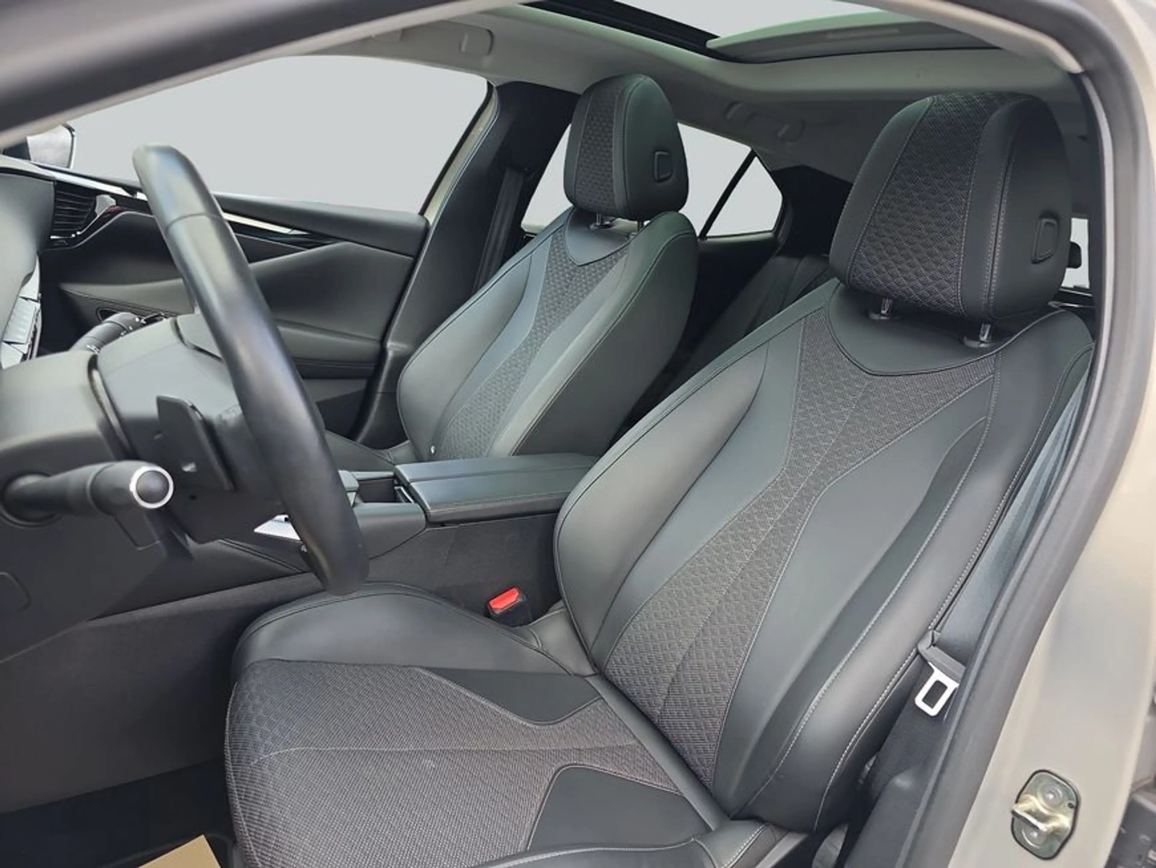 Citroen DS4 E-TENSE 225 TROCADERO RIVOLI + SCHIEBEDACH — photo 11