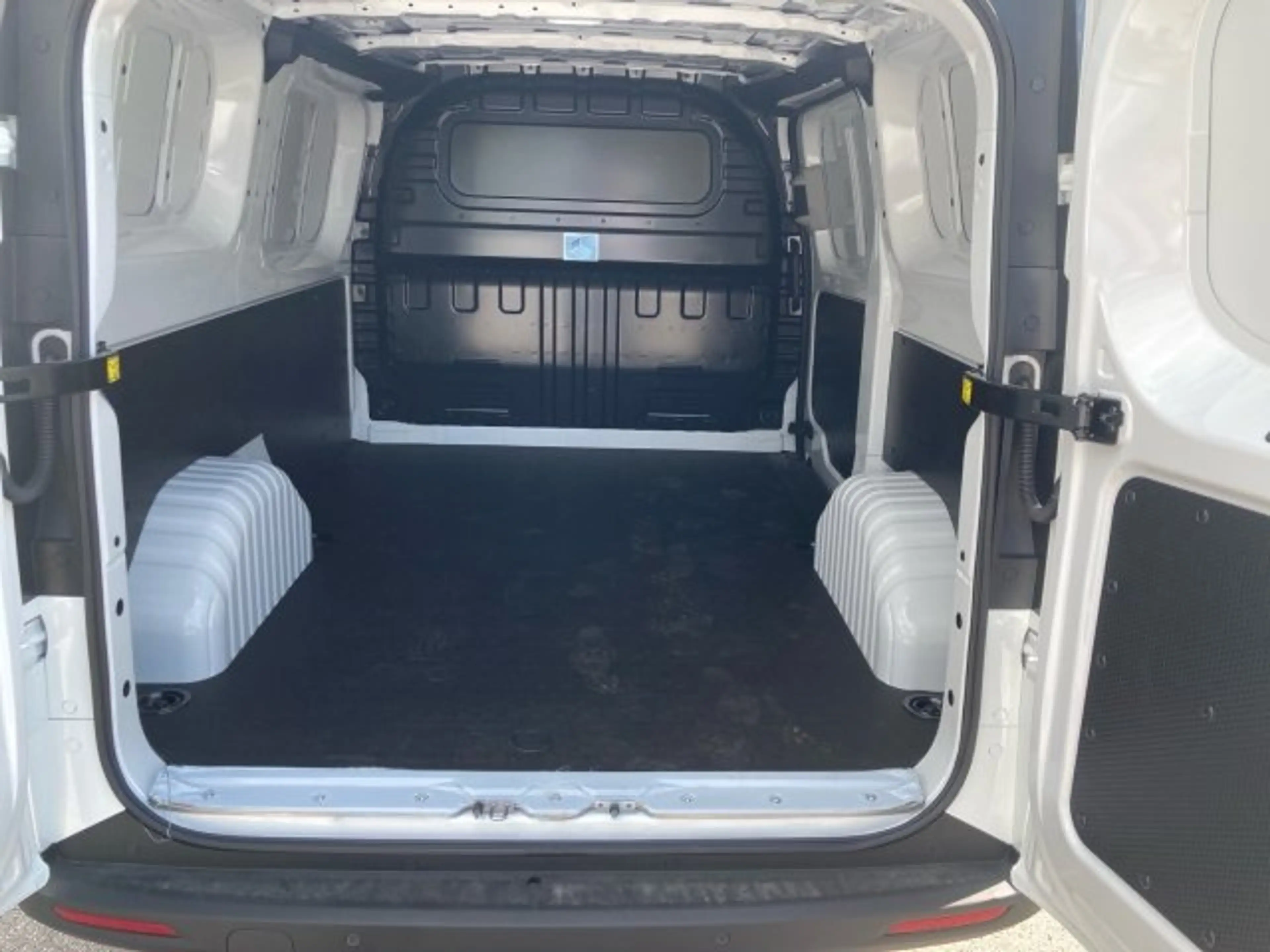 Maxus Deliver 9 DEL7 Deliver 7 L1H1 MY26 d7l1h1 — photo 10