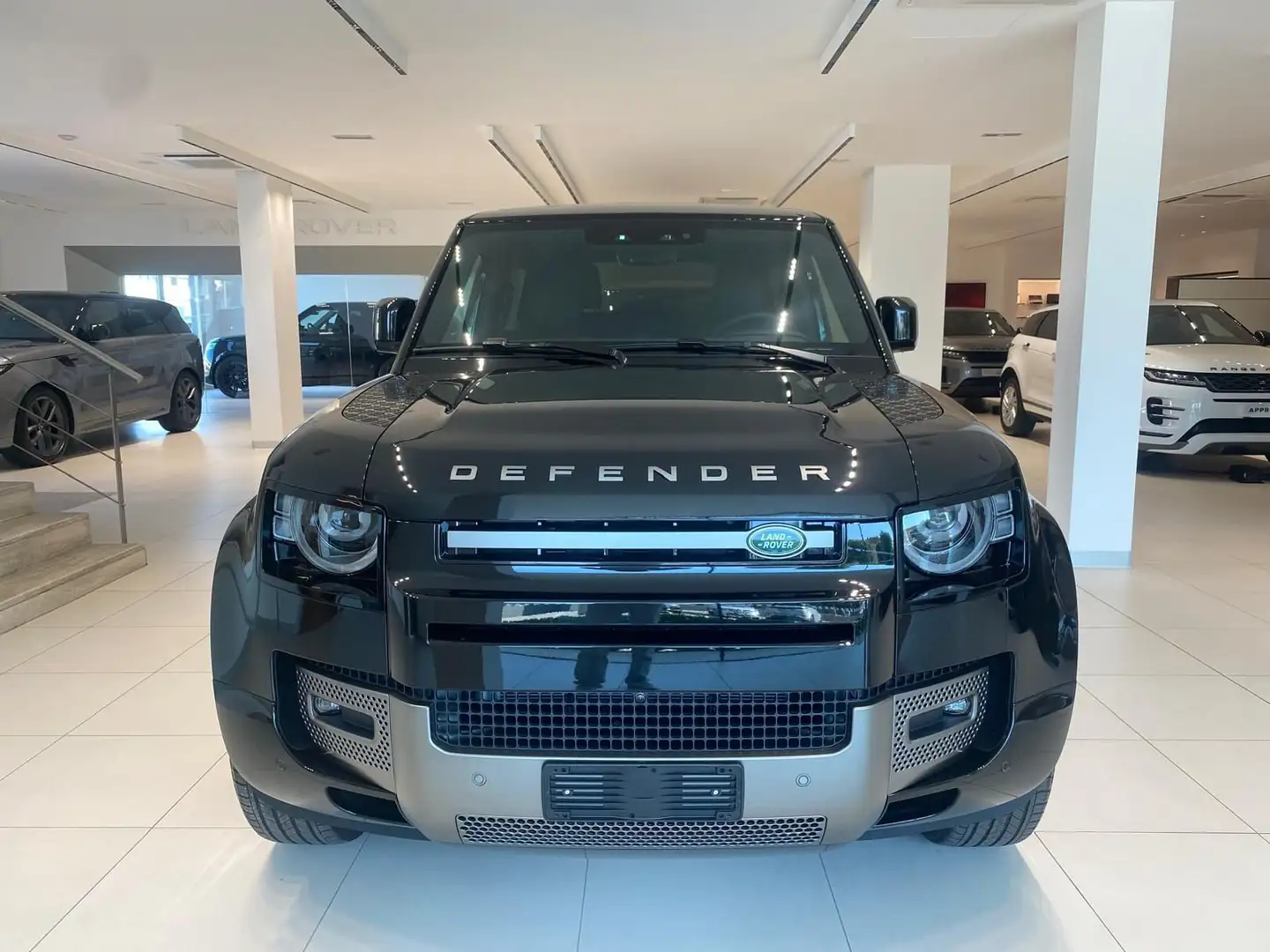 Land Rover Defender 90 3.0D I6 200 CV AWD Auto X-Dynamic SE Zwart - 2