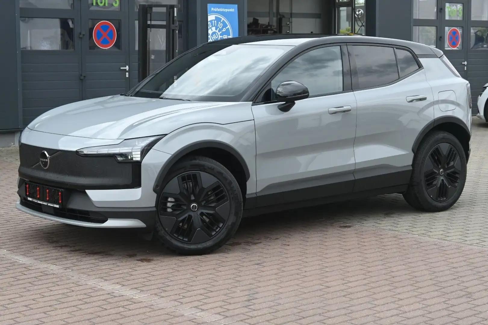 Volvo EX30 Cross Country Ultra Twin Motor Performance Grau - 1