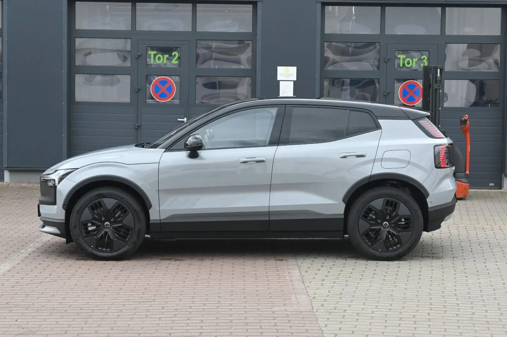 Volvo EX30 Cross Country Ultra Twin Motor Performance Grau - 2