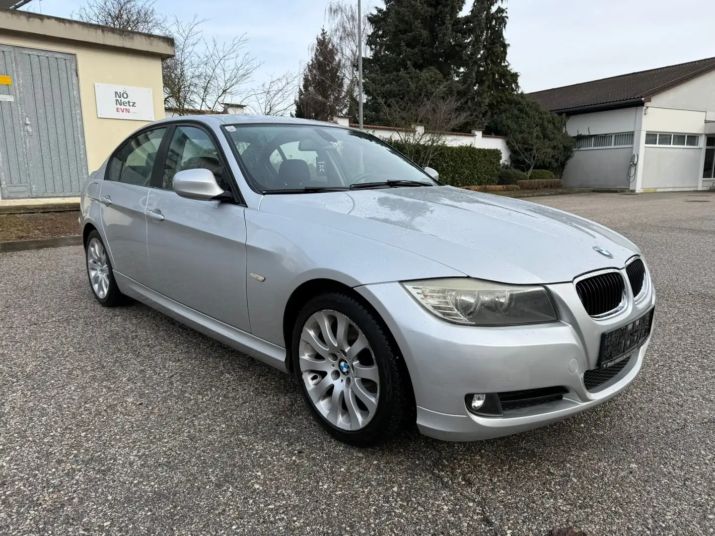 BMW 318 318d Grau - 1