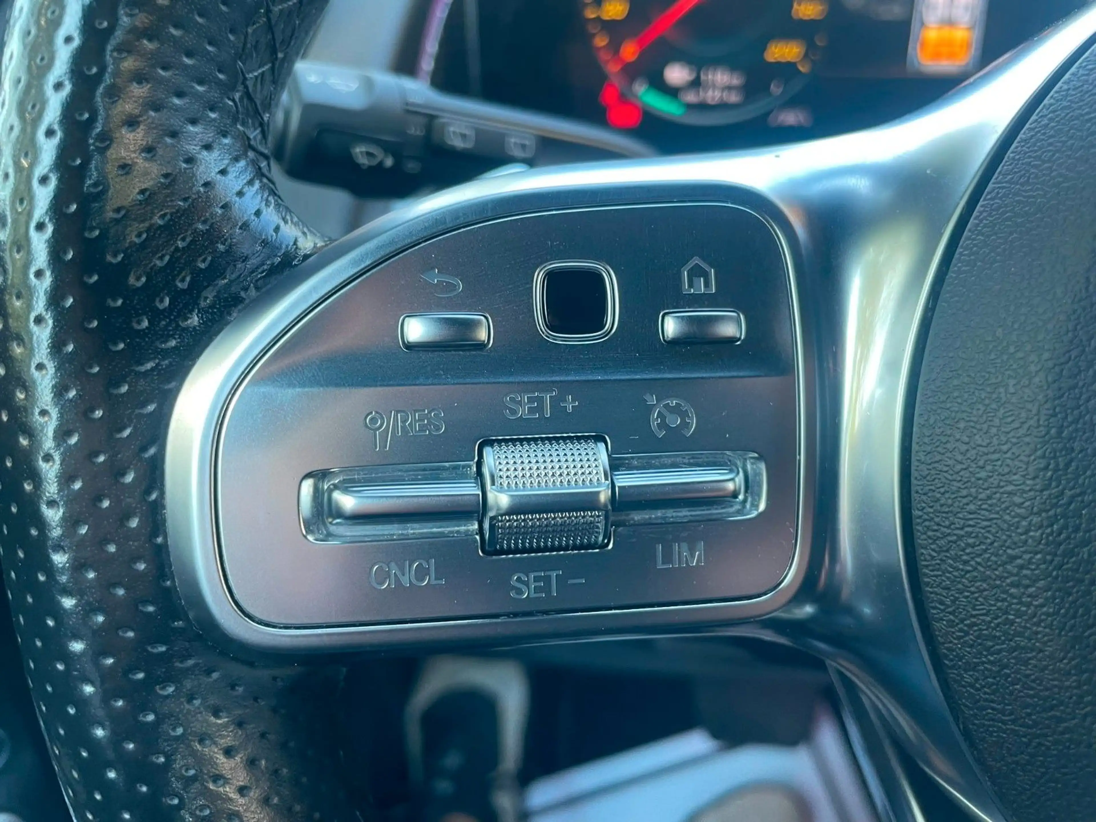 Mercedes-Benz EQB 300 4Matic Electric Art/LED/Leder/SHZ/19" — photo 10
