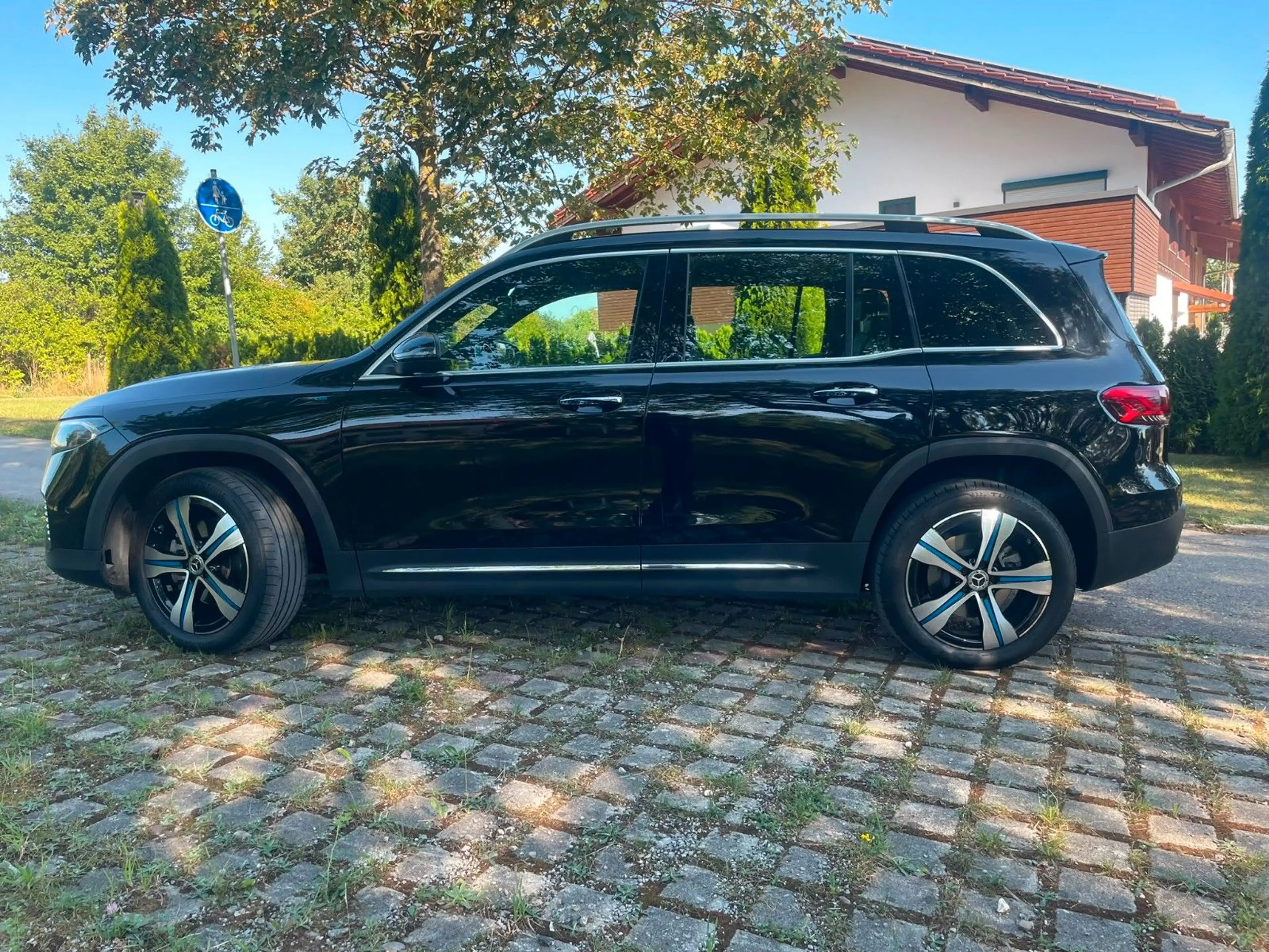 Mercedes-Benz EQB 300 4Matic Electric Art/LED/Leder/SHZ/19" — photo 4