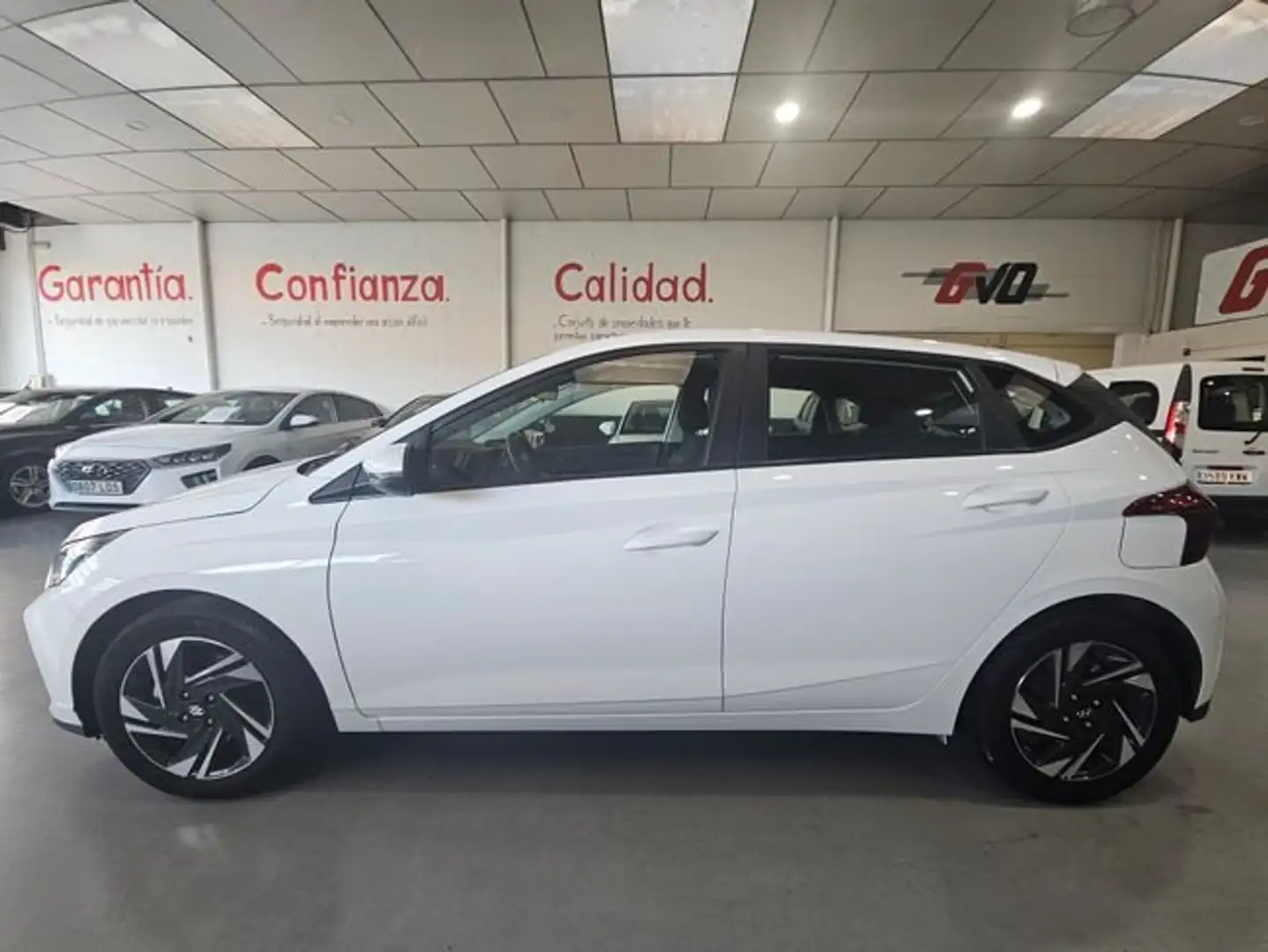 Hyundai i20 1.0 TGDI 100CV 48V KLASS Weiß - 2