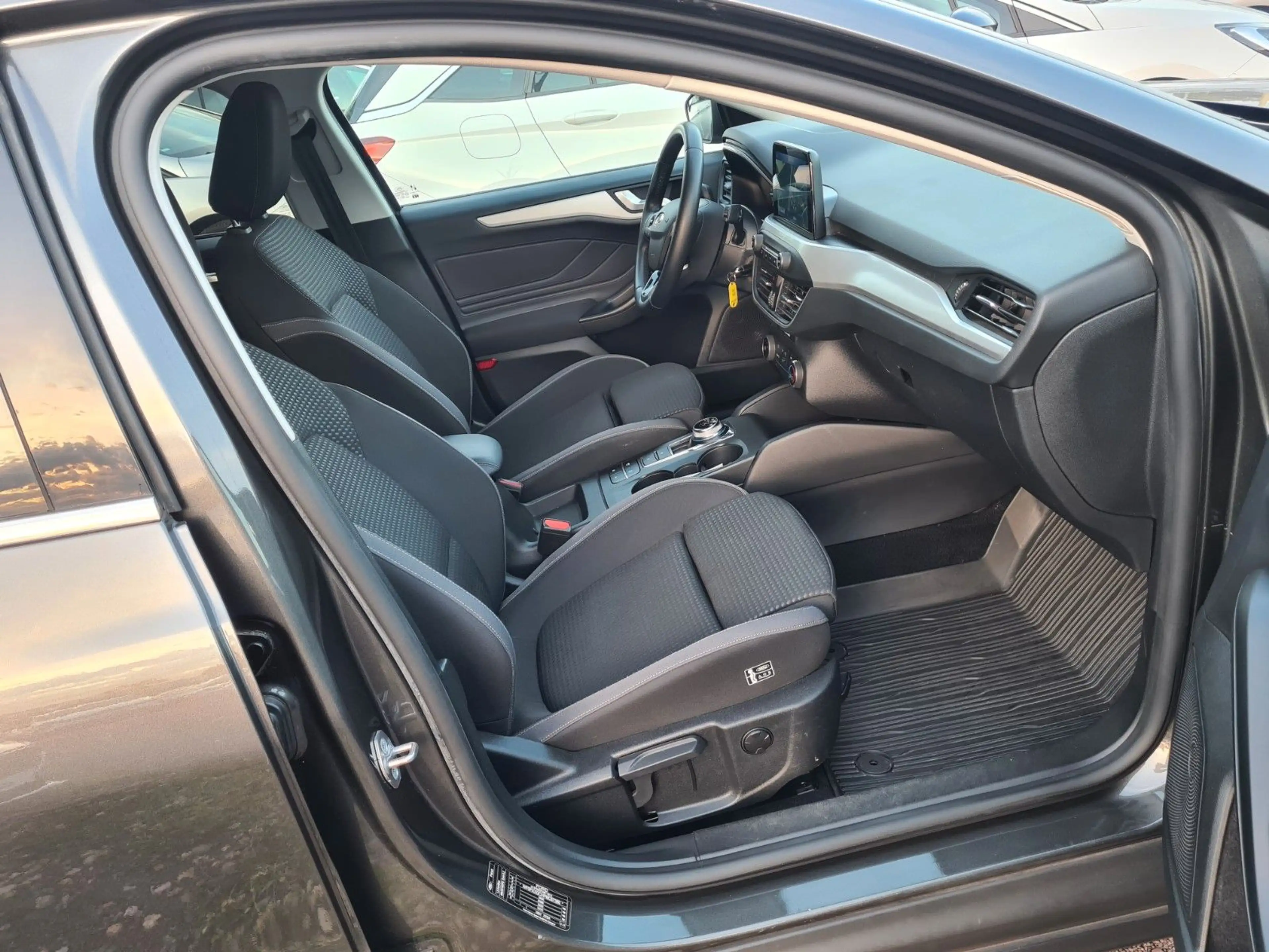 Ford Focus Turnier 1.5 EcoBlue Start-St. Aut. TOP Aus — photo 3
