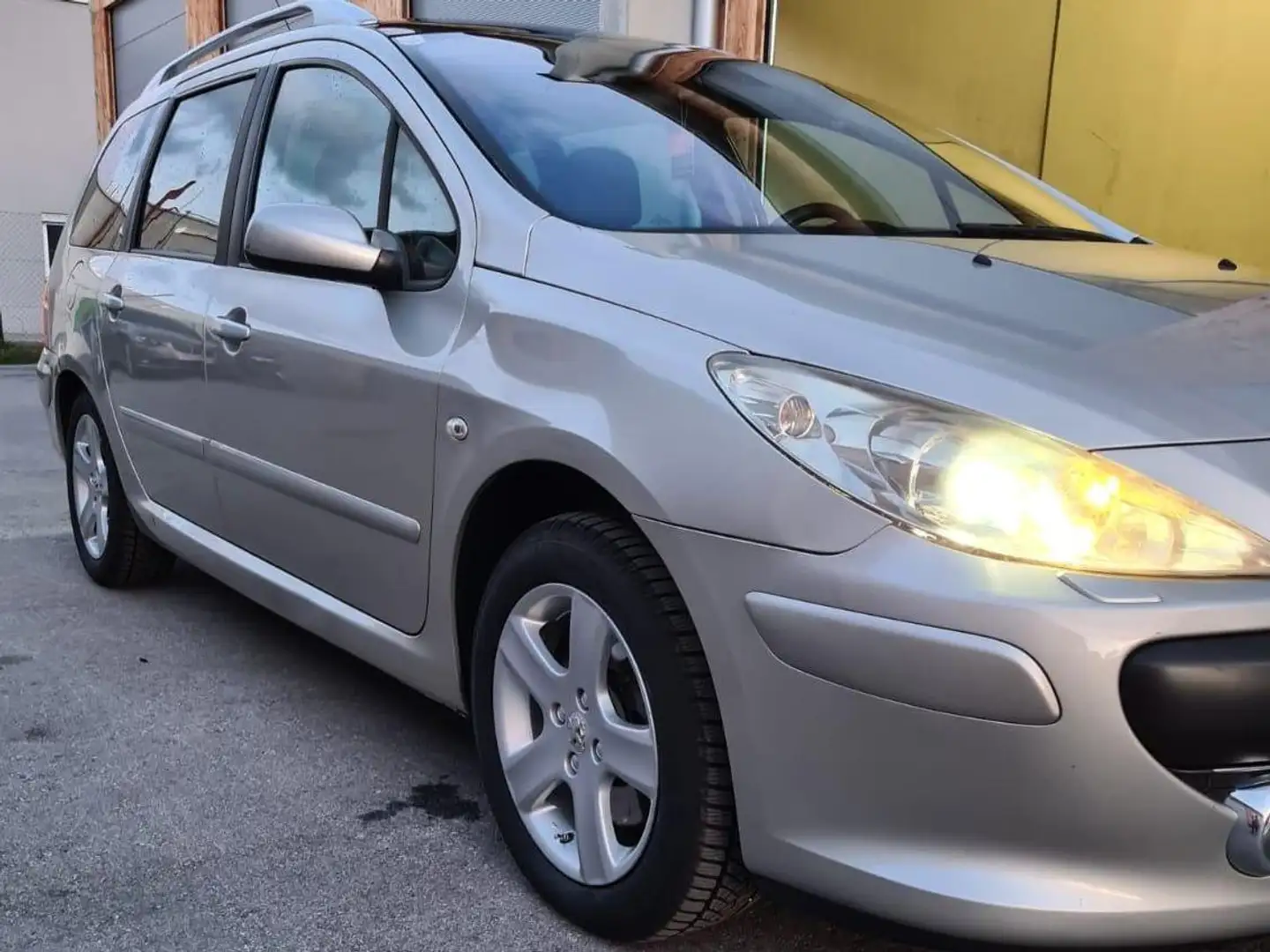 Peugeot 307 307 SW Active 2,0 HDi 136 (FAP) Active Silber - 1
