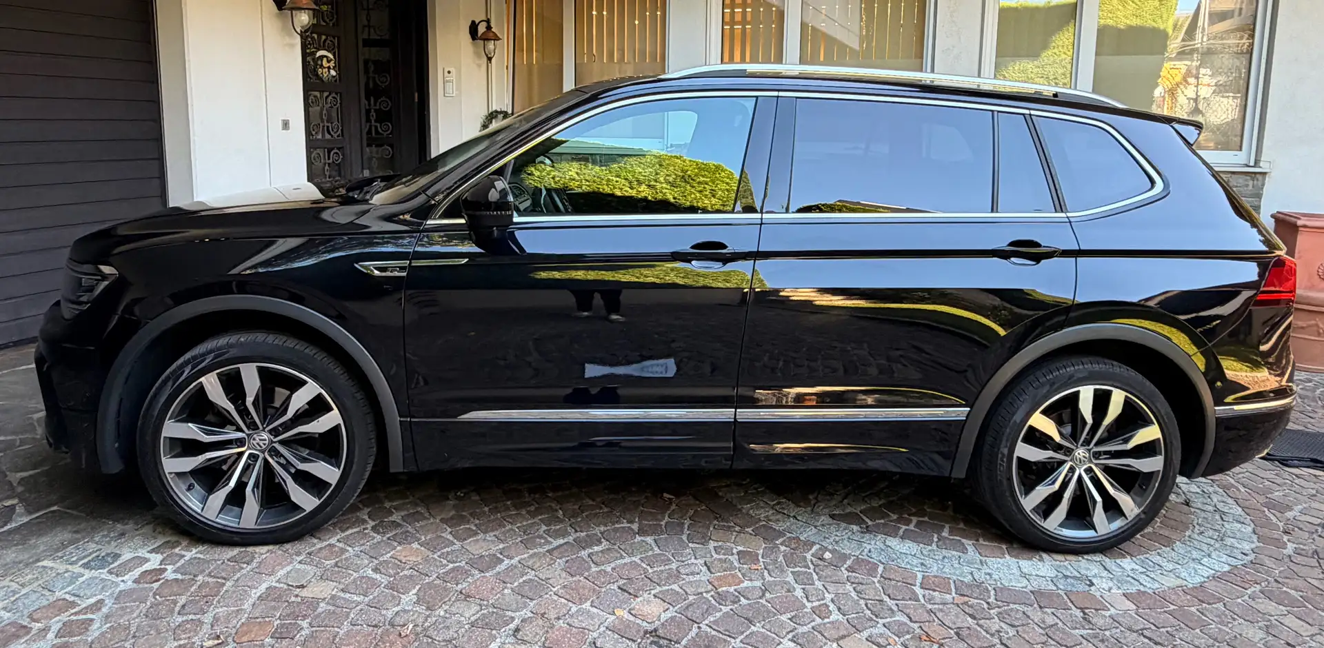 Volkswagen Tiguan Allspace Tiguan 2,0 TDI SCR 4Motion Allspace R-line Highline DSG Schwarz - 1