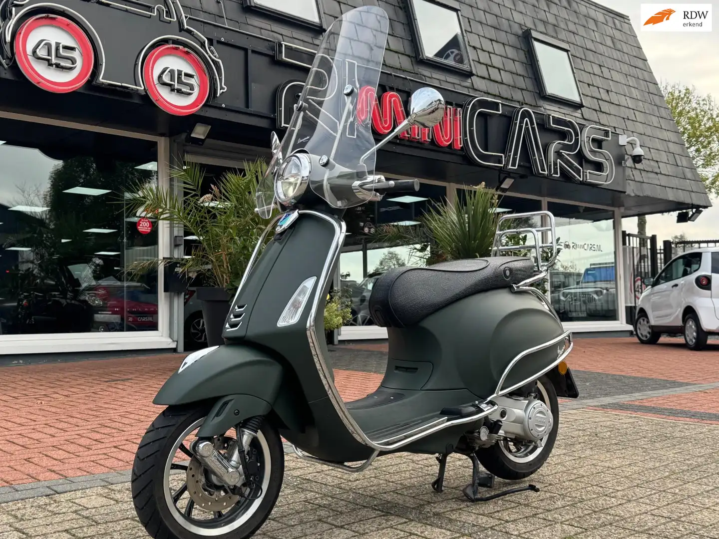 Vespa Primavera 50 Snorscooter | Demo | 210km Nieuwstaat Full option Groen - 1