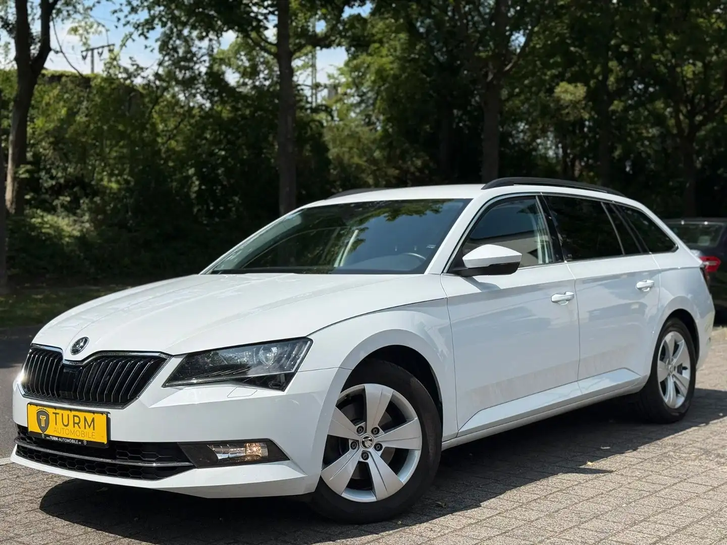 Skoda Superb Combi 2.0 TDI DSG|AHK|NAVI|Kamera|Xenon Weiß - 1