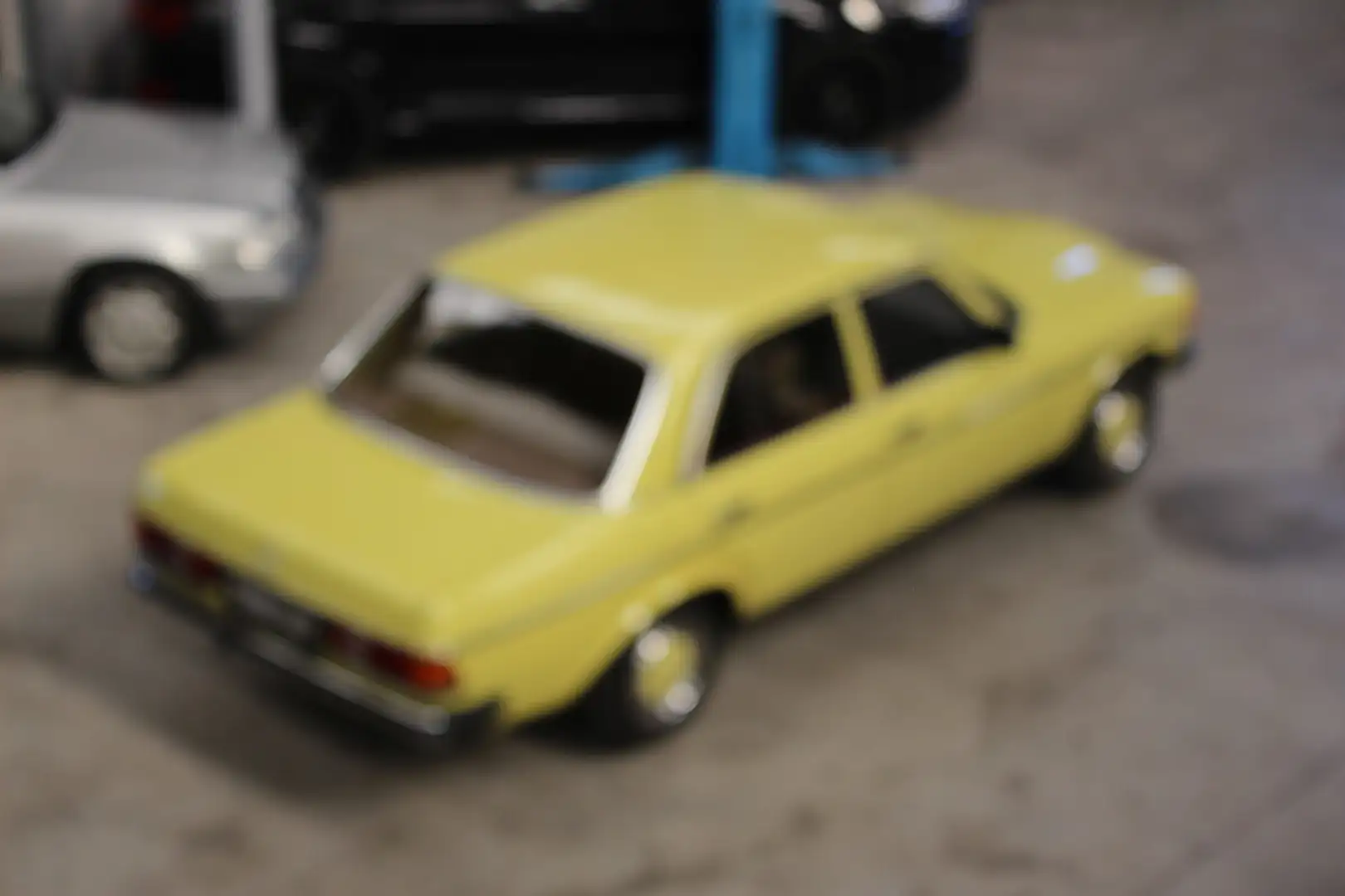Mercedes-Benz 230 W123 Automatik Gelb - 2