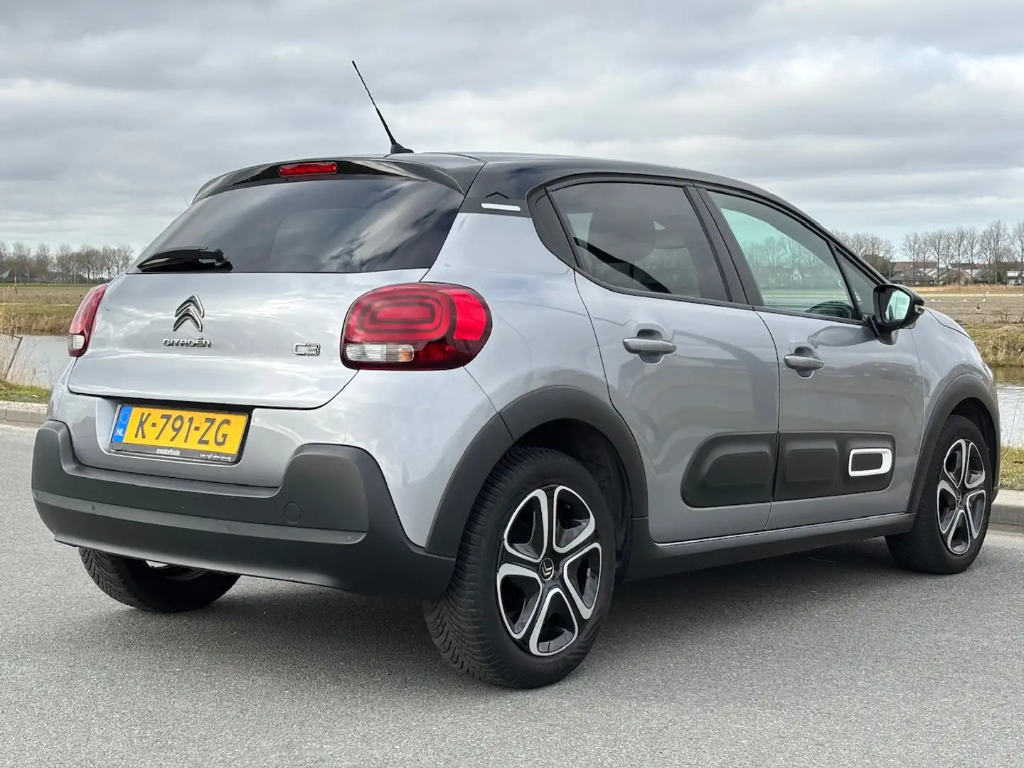 Citroen C3 | FEEL EDITION | NAVIGATIE | DAB + | PARKEER SENSO Gris - 2