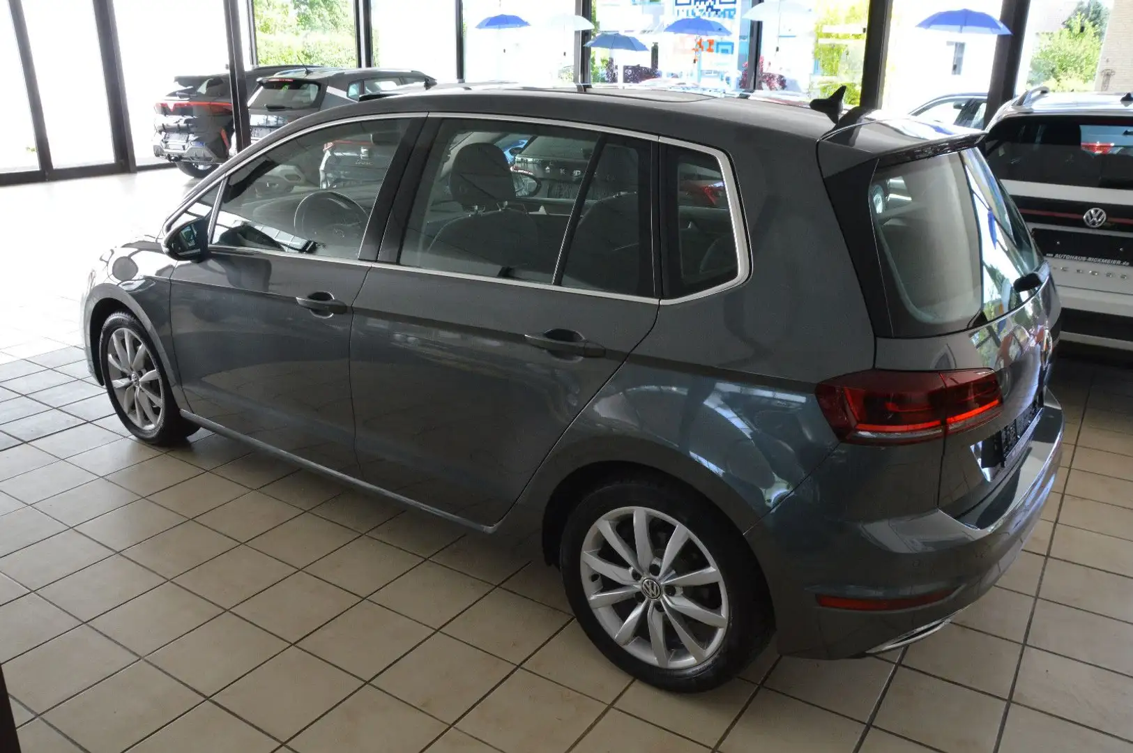 Volkswagen Golf Sportsvan VII Highline AHK PANO NAVI PDC Gris - 2