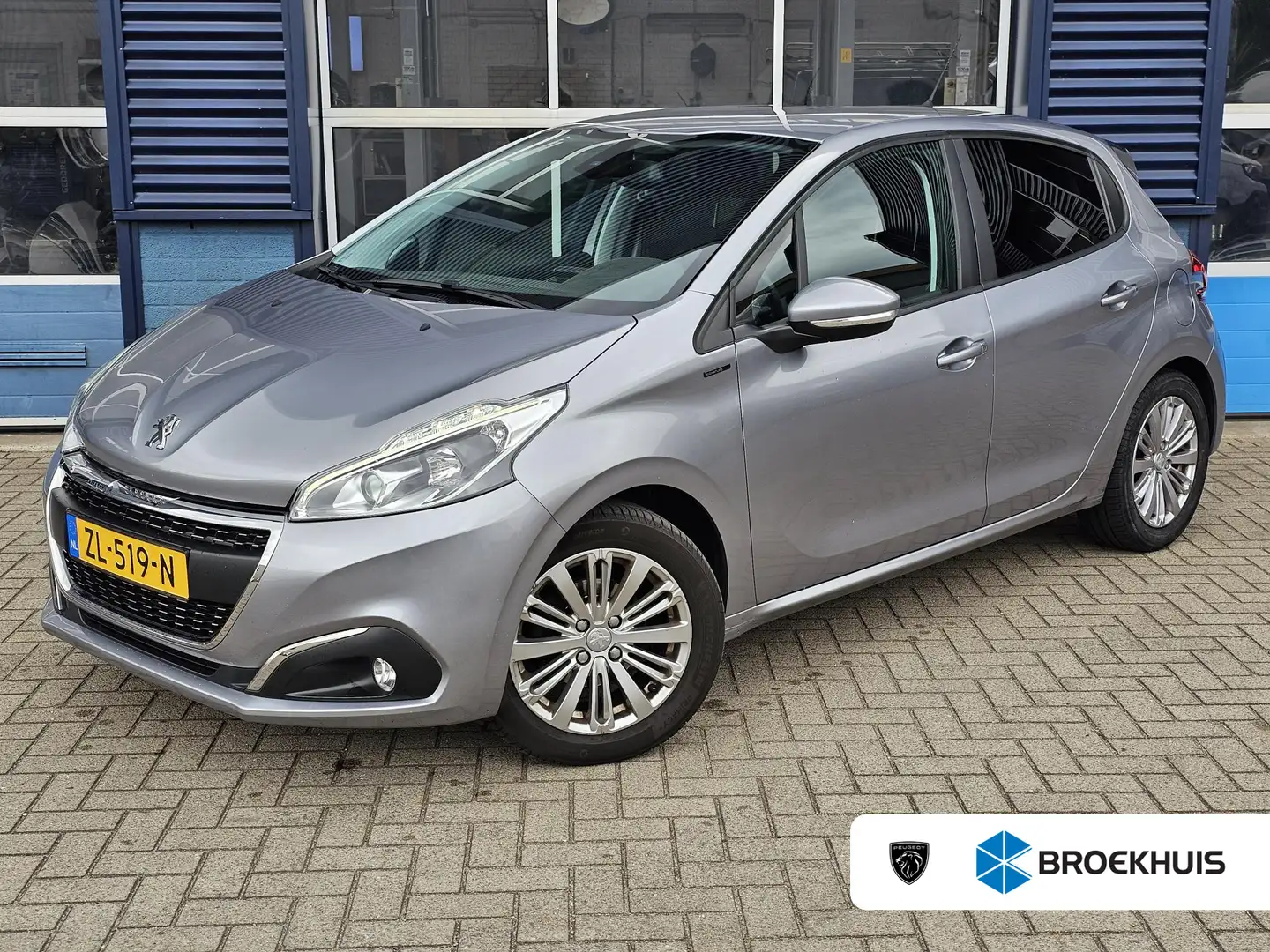 Peugeot 208 1.2 PureTech 110 Signature Parkeerhulp Achter | Tr Grijs - 1