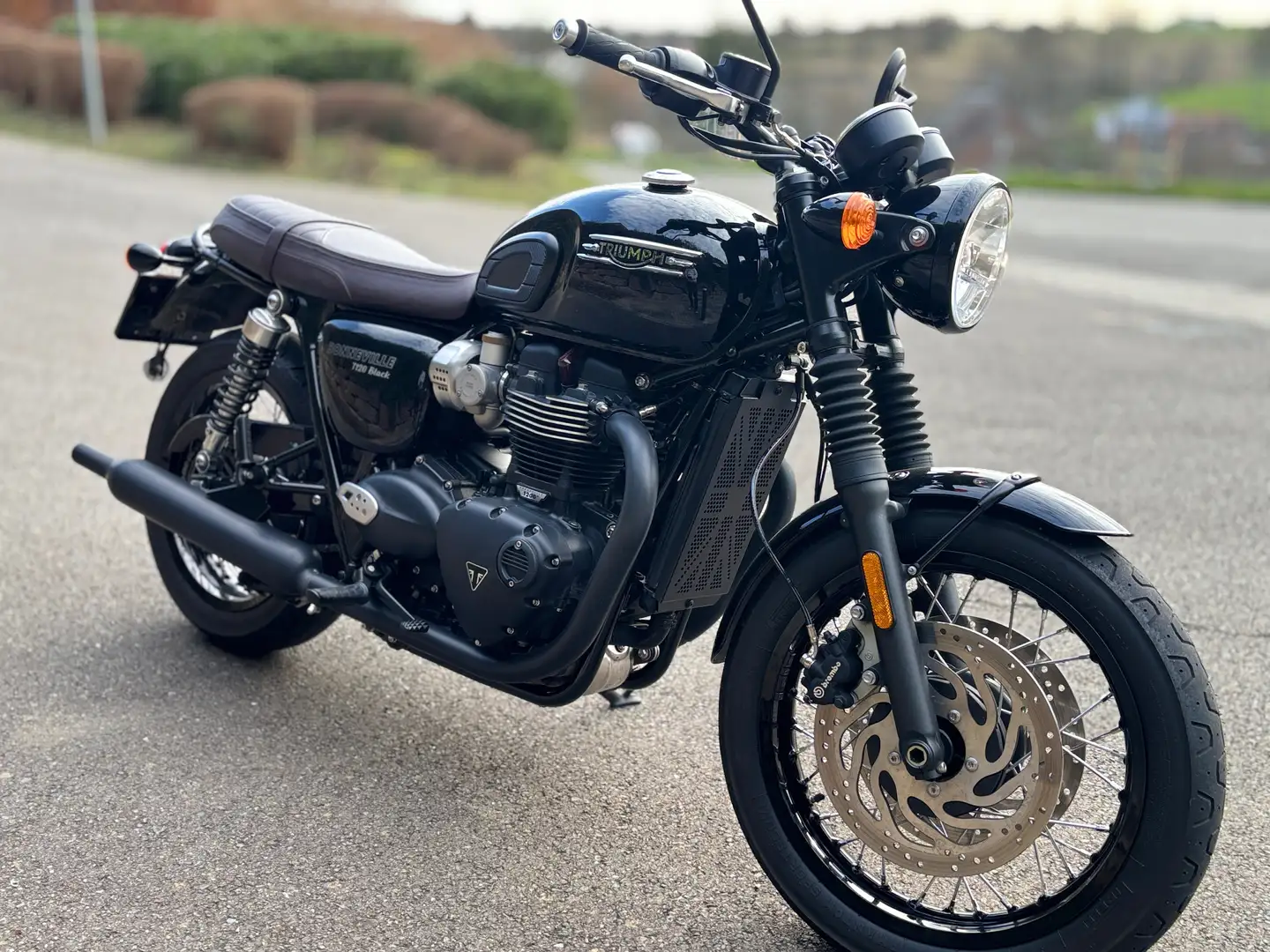 Triumph Bonneville T120 Black Noir - 2