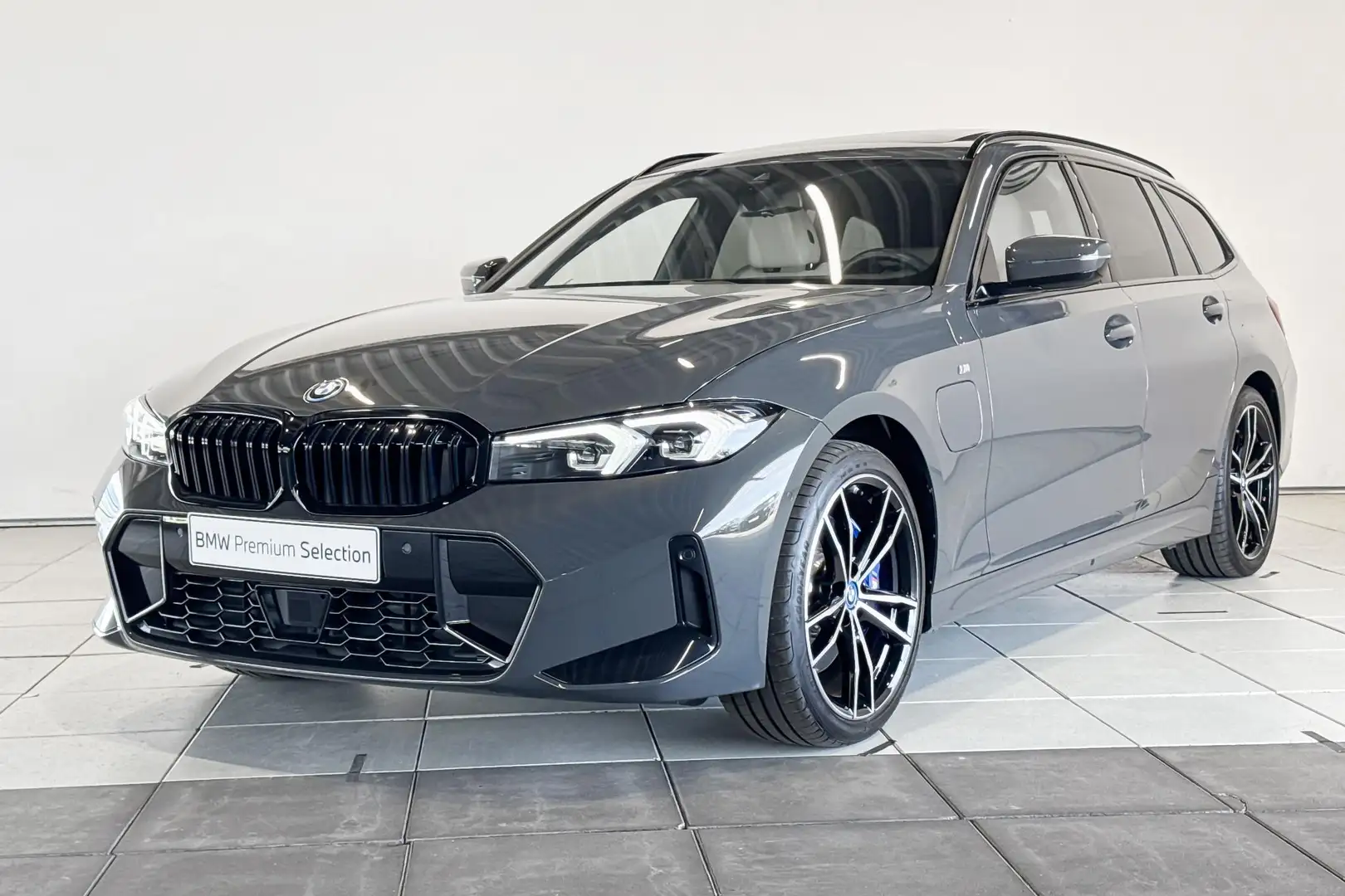 BMW 320 3 Serie Touring 320e M Sportpakket Aut. Grijs - 2