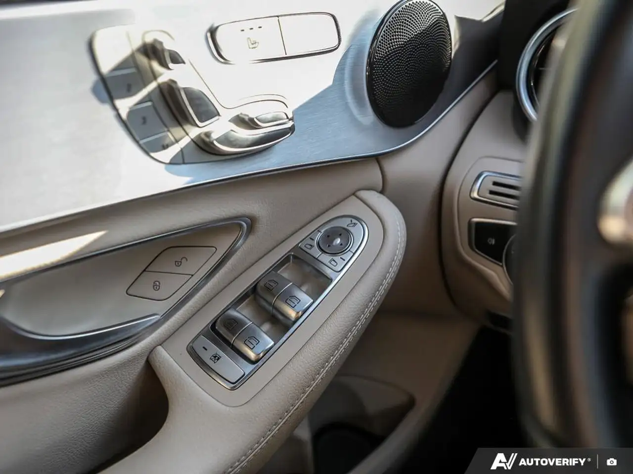 Mercedes-Benz C-Class снимка Mercedes-Benz C-Class