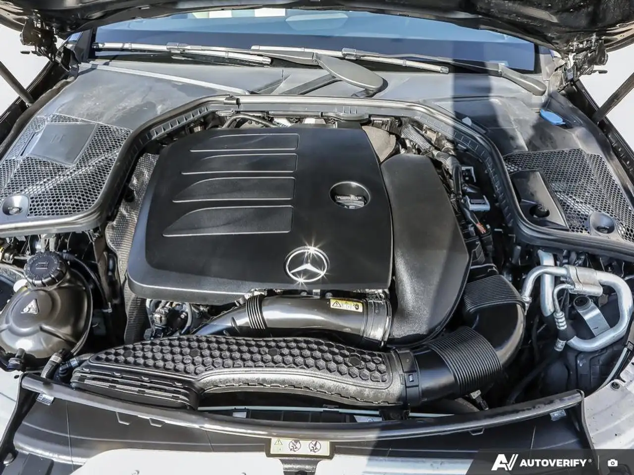 Mercedes-Benz C-Class снимка Mercedes-Benz C-Class