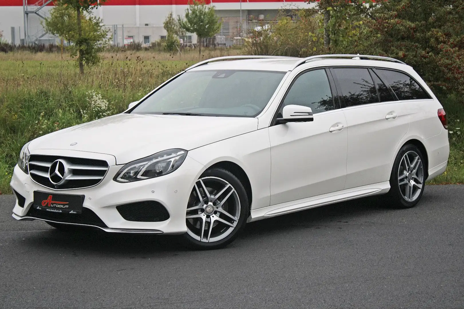 Mercedes-Benz E 250 BlueTec 4M *AMG-Line/Comand/360°!/1.Hand!* Blanc - 1