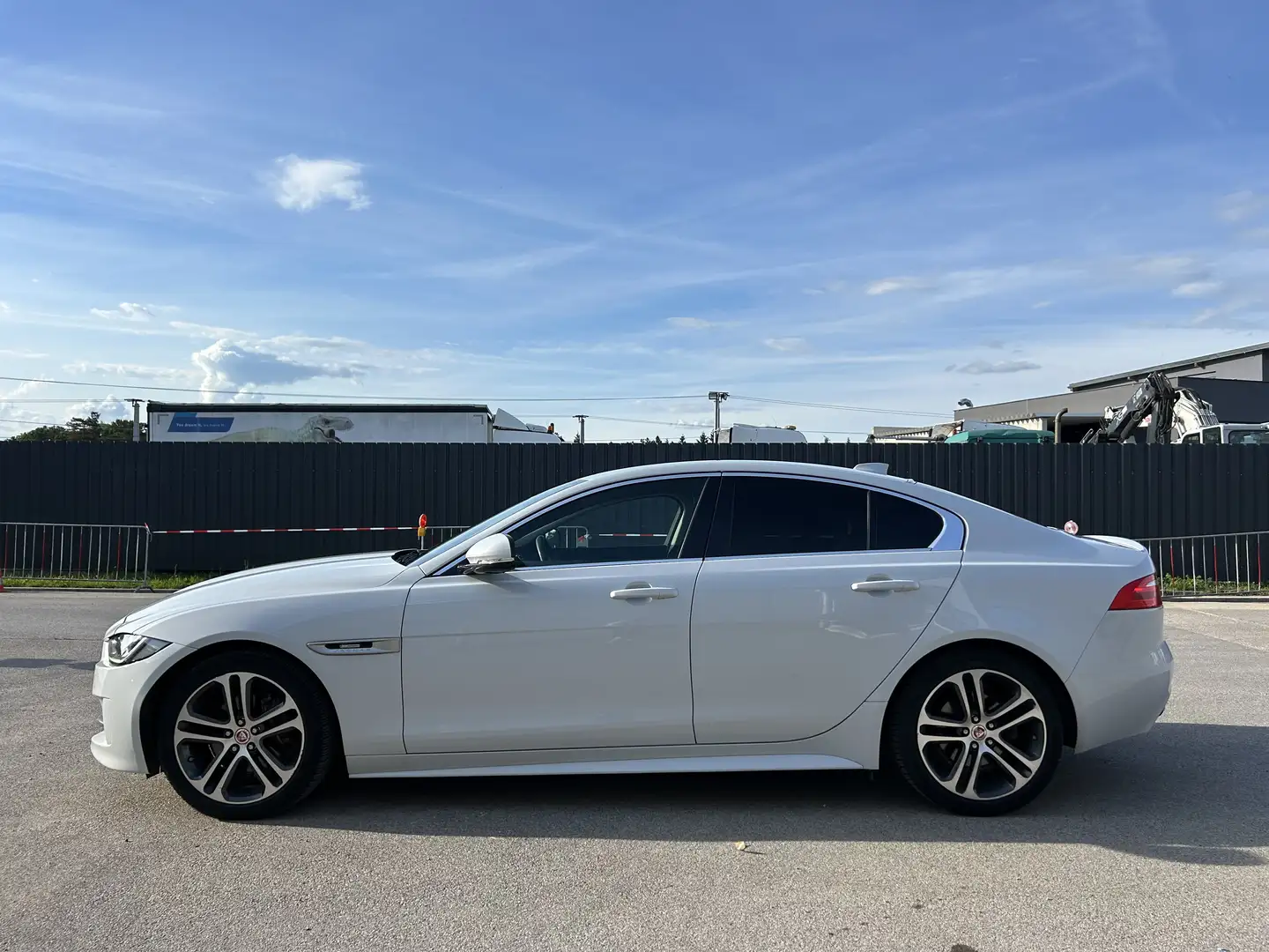 Jaguar XE 20d AWD Aut. R-Sport Weiß - 2