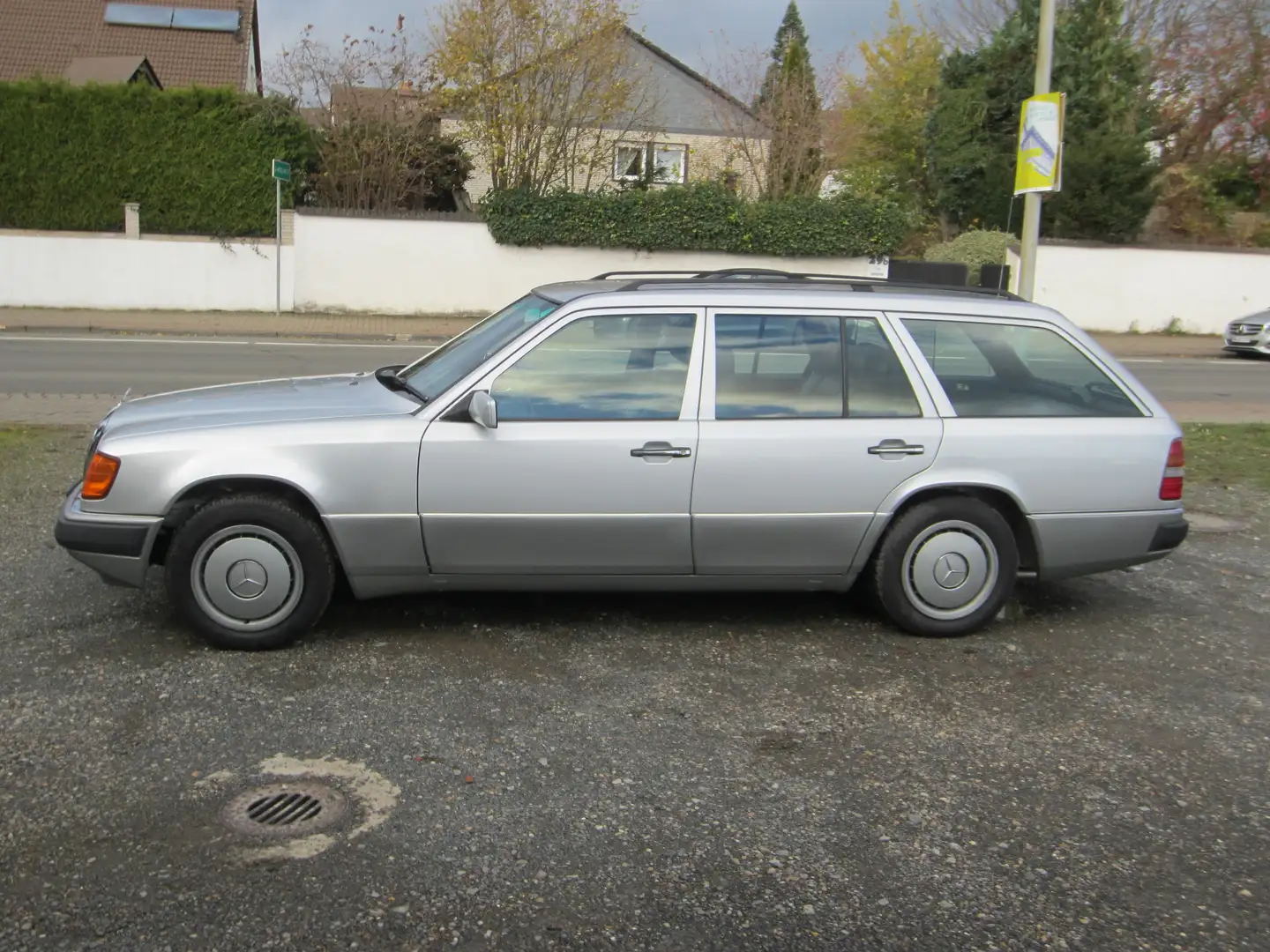 Mercedes-Benz E 300 TD Kombi Automatik Leder Stříbrná - 2