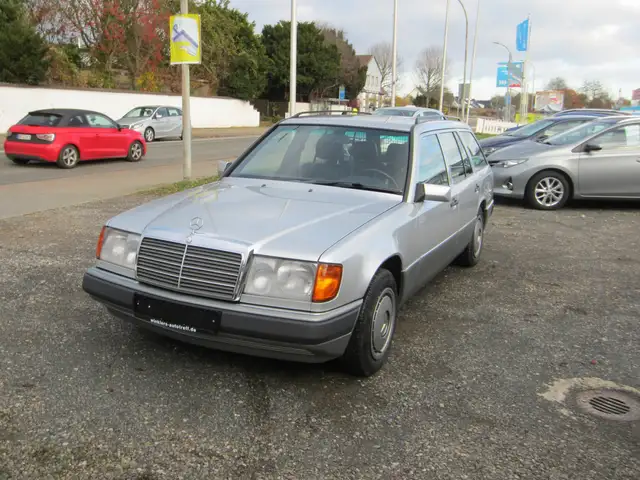 Mercedes-Benz E 300 TD Kombi Automatik Leder