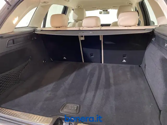 Mercedes-Benz 220 view 9