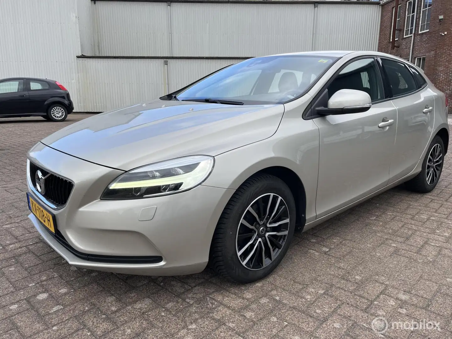 Volvo V40 2.0 T2 Nordic+ Bruin - 1