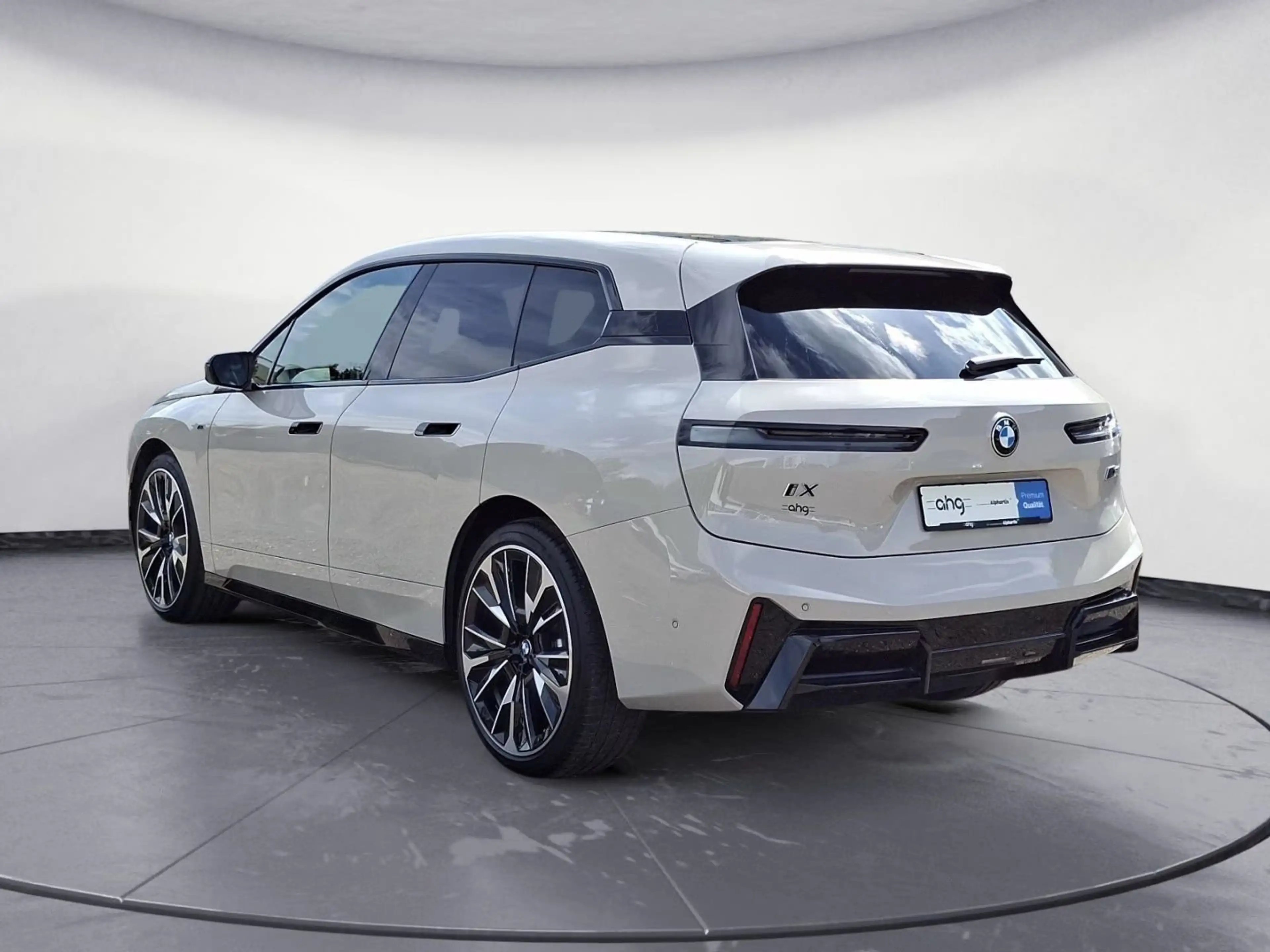 BMW iX M70 xDrive Sky Lounge Driving Assistant Pro S — photo 9