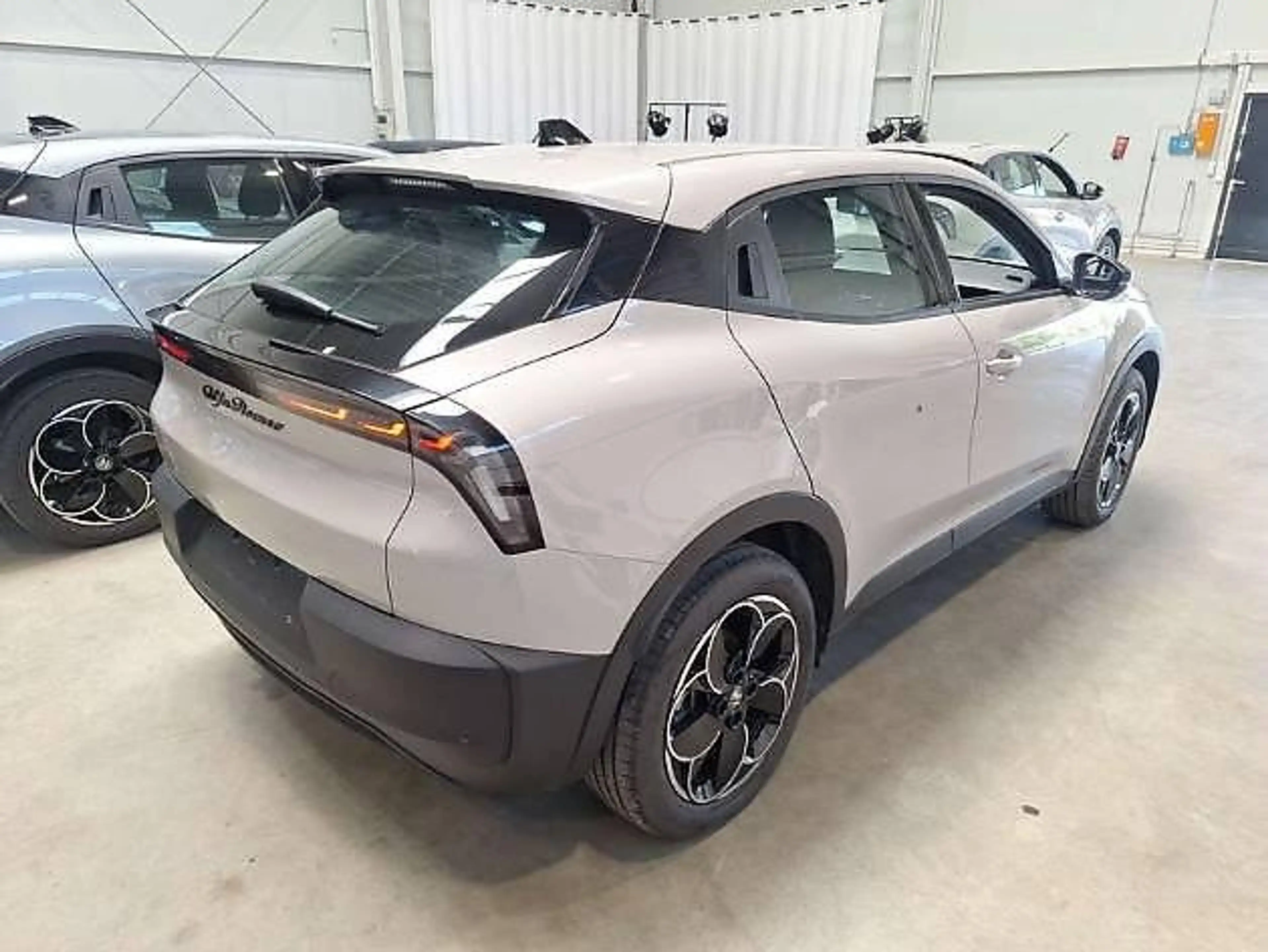 Alfa Romeo Junior Elettrica 54 kWh ACC/LED/PDC/Carplay — photo 5