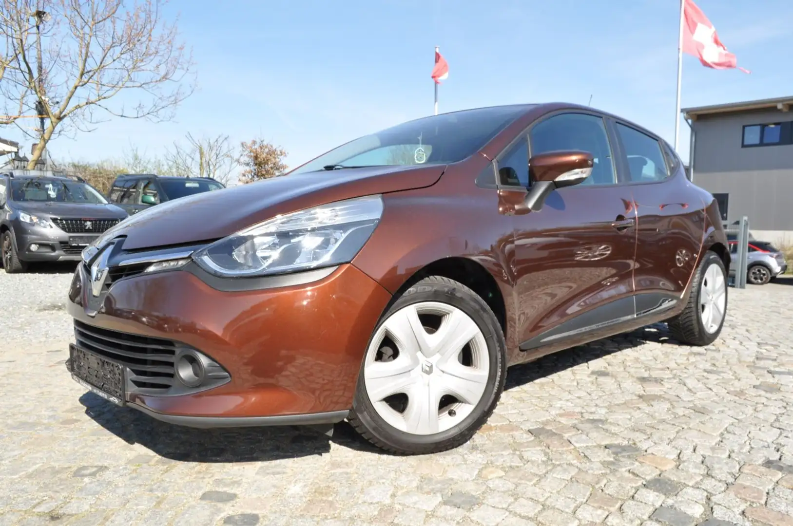 Renault Clio IV Dynamique/TÜV/AU NEU/NAVI/KLIMA/TEMPOMAT Braun - 1