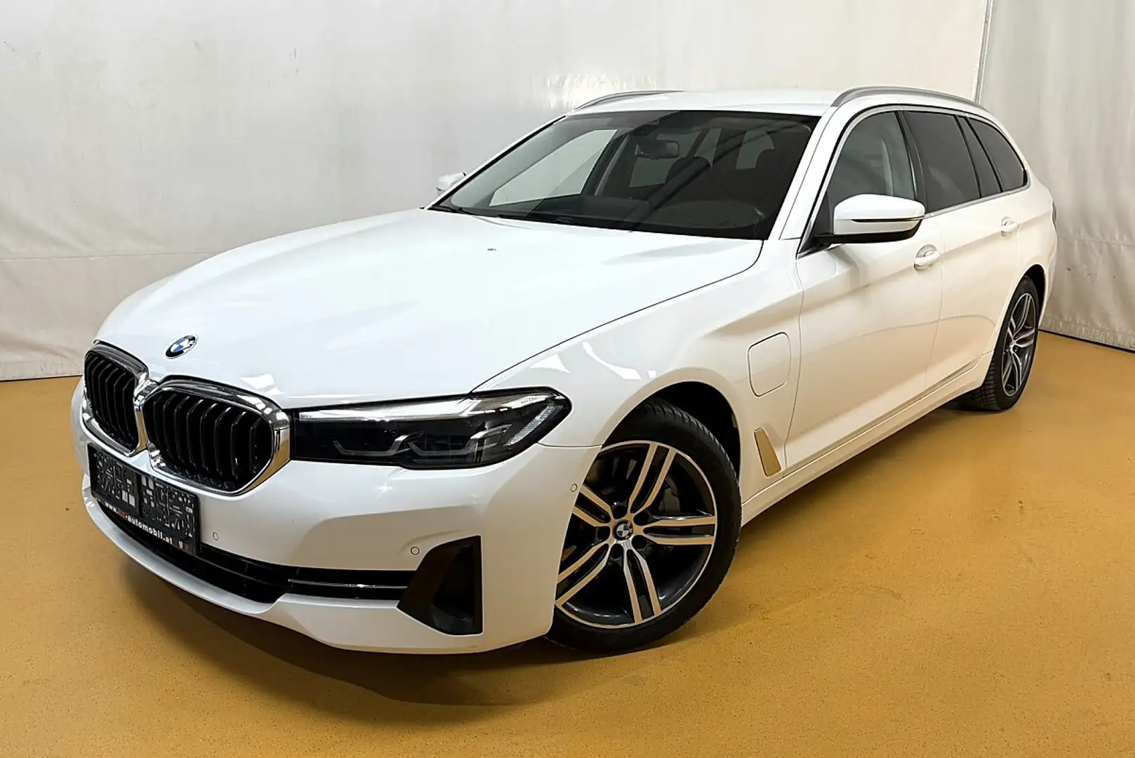 BMW 530 e xDrive Touring Aut. Weiß - 1