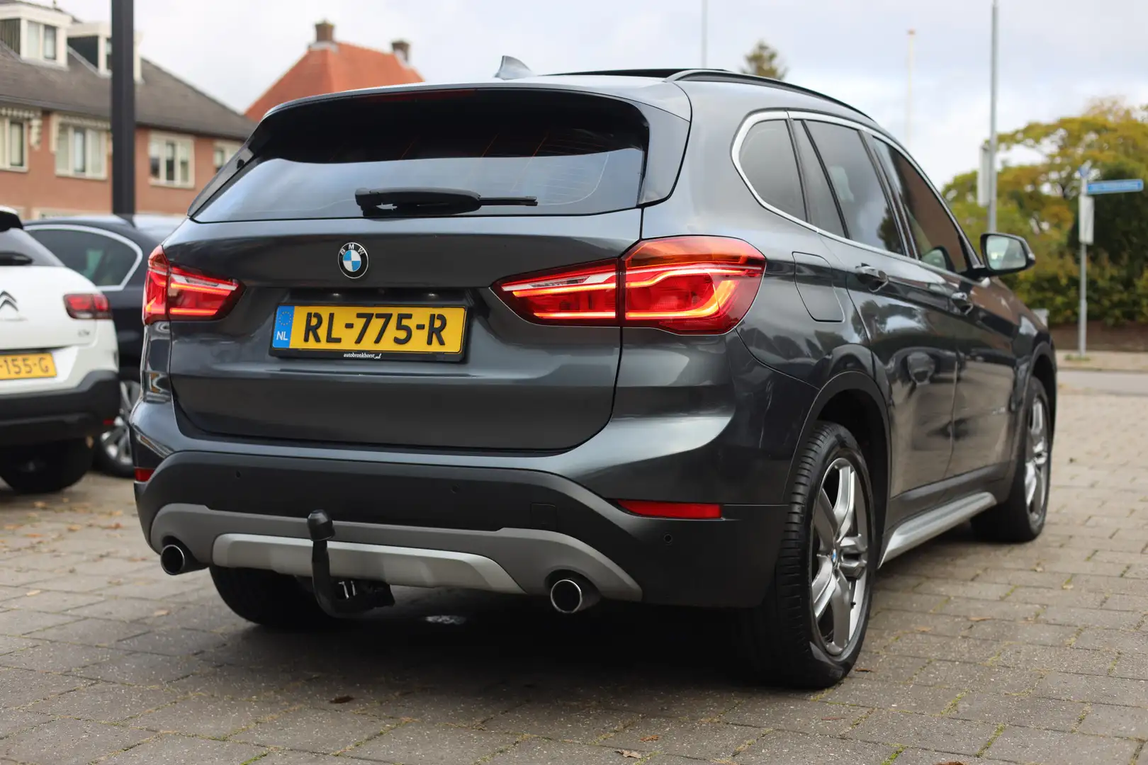 BMW X1 XDRIVE 20i HIGH EXEC | AUT | PANO | LEDER | CAMERA Grijs - 2