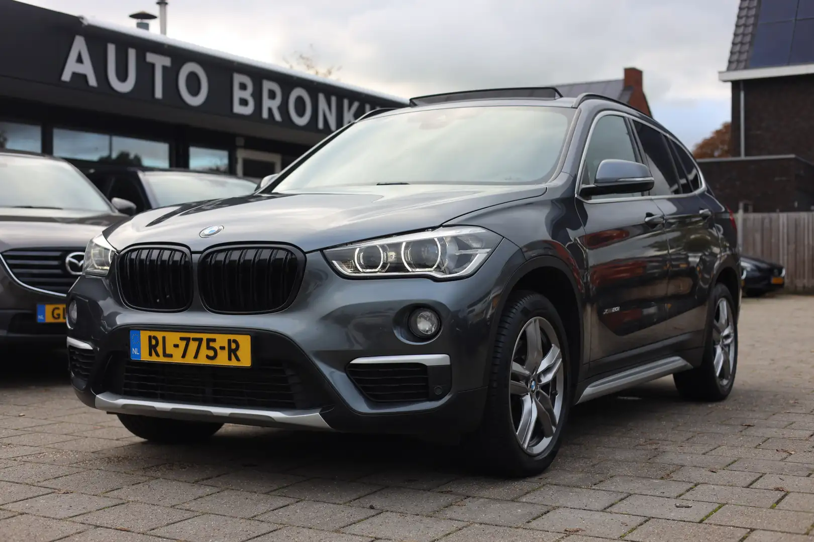 BMW X1 XDRIVE 20i HIGH EXEC | AUT | PANO | LEDER | CAMERA Grijs - 1
