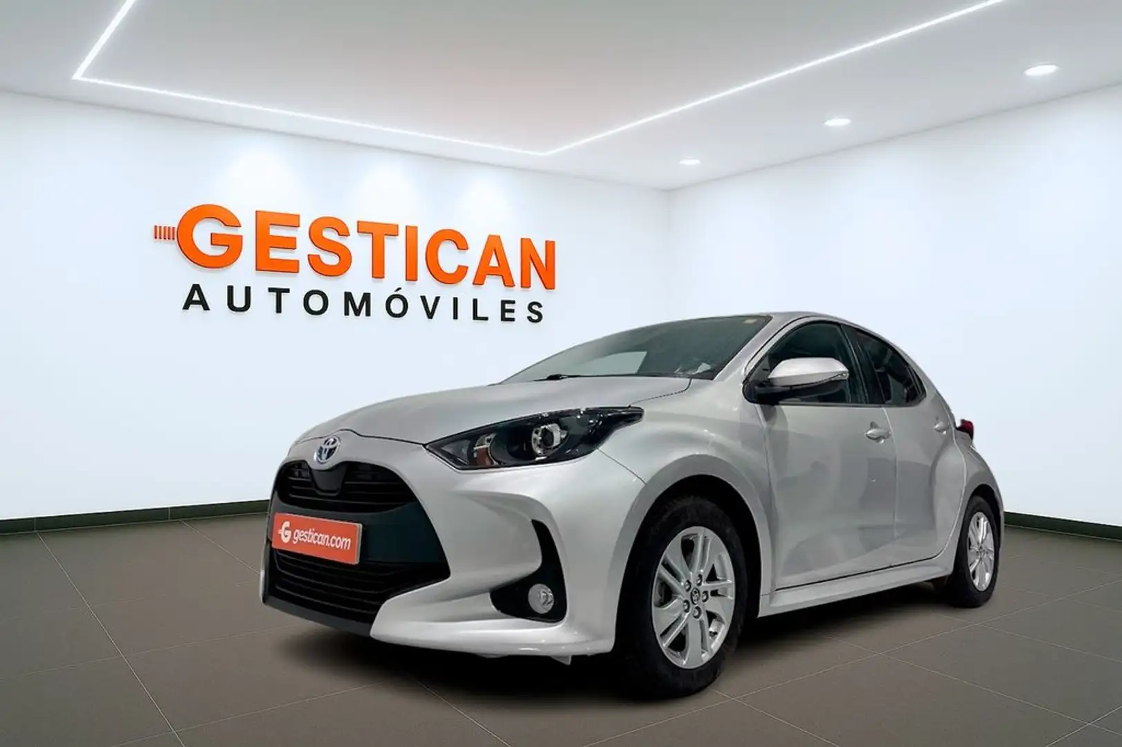 Toyota Yaris 120H 1.5 Active Tech Plateado - 2
