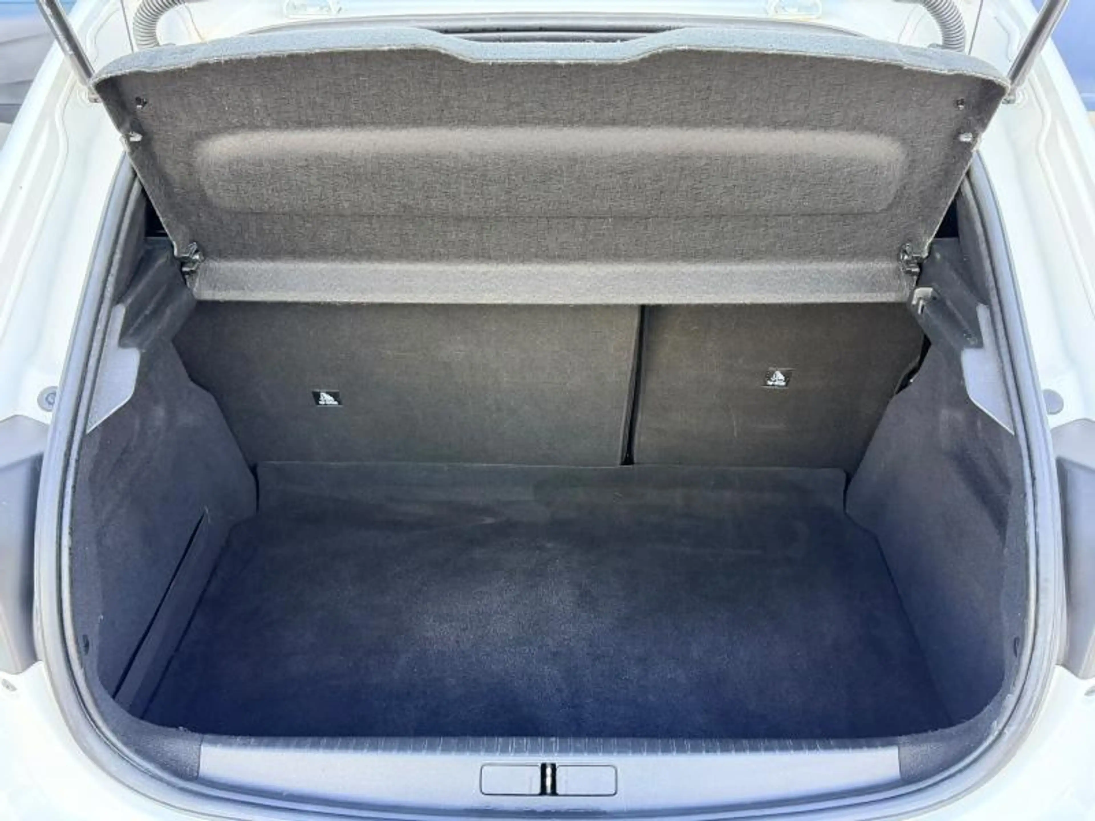 Peugeot 208 Active / 1.5 BlueHDi / GPS — photo 8