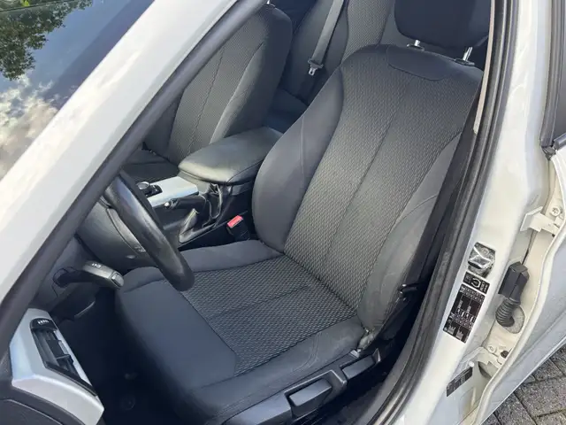 BMW 1 Series view 10