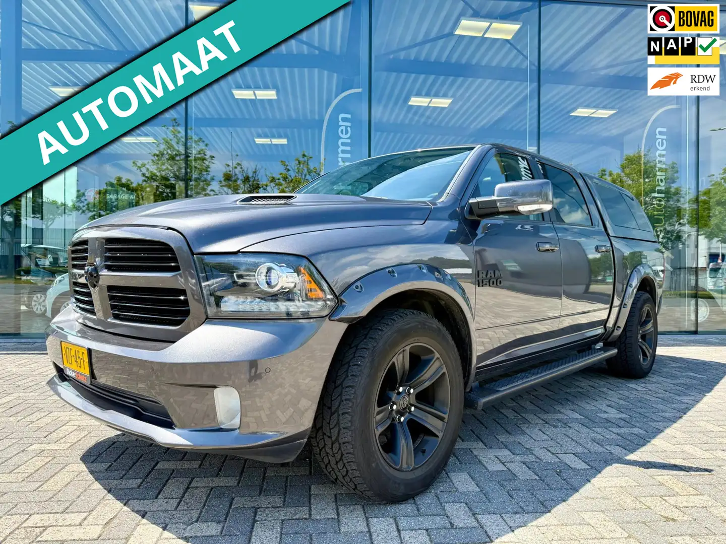 Dodge RAM 1500 5.7 V8 Crew Cab 6'4 Sport 4x4, Kleppen uitlaa Grijs - 1