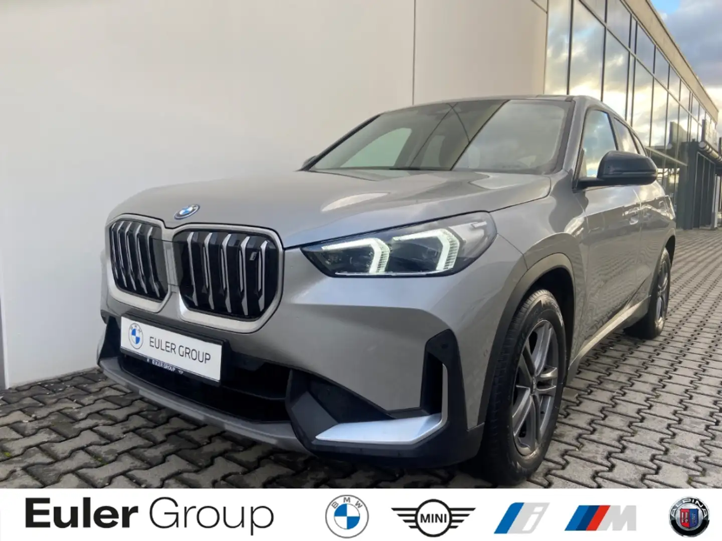 BMW iX1 xDrive 30A SHZ Parkass DrivAss LED Sportsitz Silber - 1