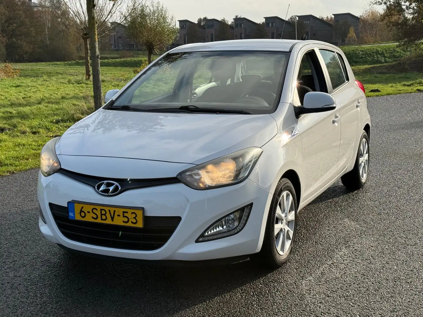 Hyundai i20 1.2i i-Deal | Airco | Navi | Radio | Blanc - 2