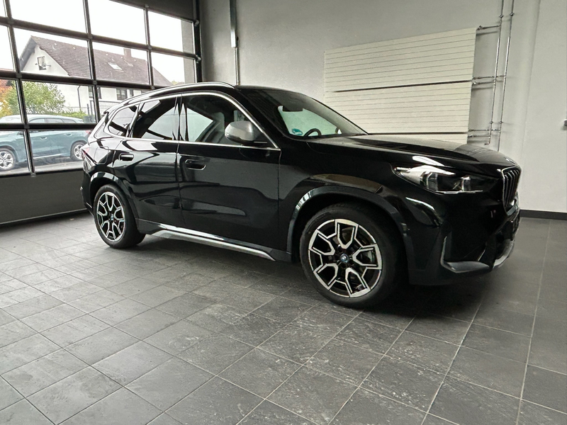 BMW iX1 30 xDrive xLine Leder Vernasca_Panoramadach_HarmanKard_Headup — photo 3